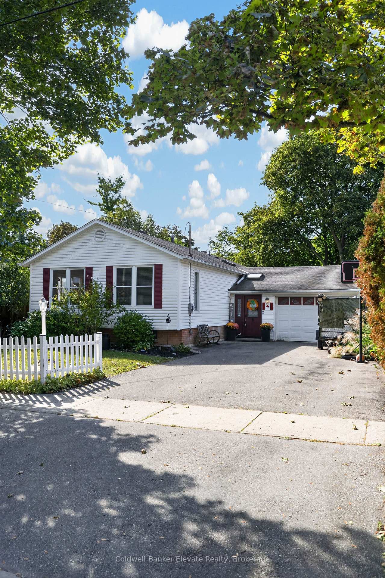 Photo 4 of 32 Chelvin Drive, Halton Hills, Georgetown — HOMEH