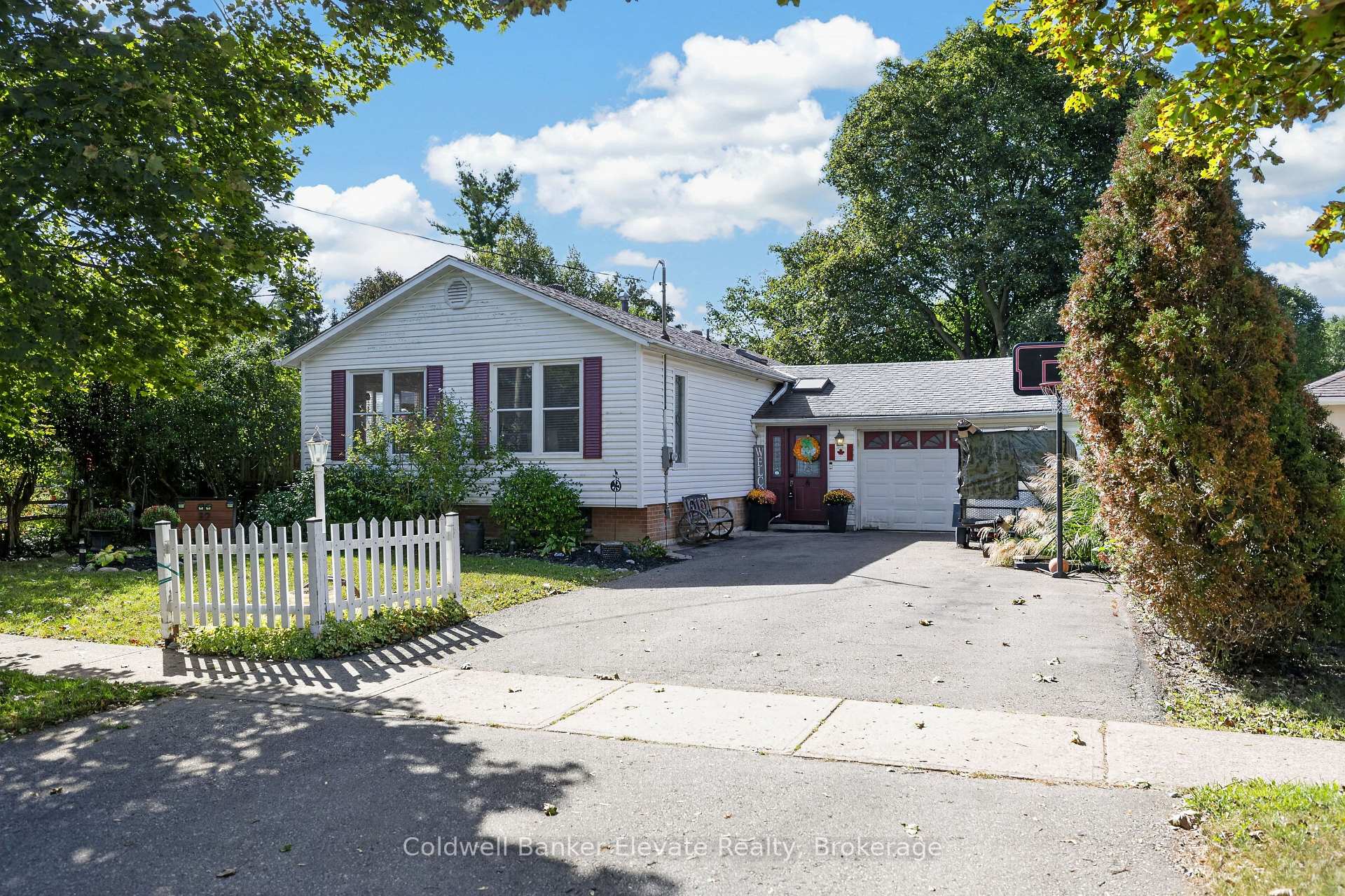 Photo 5 of 32 Chelvin Drive, Halton Hills, Georgetown — HOMEH