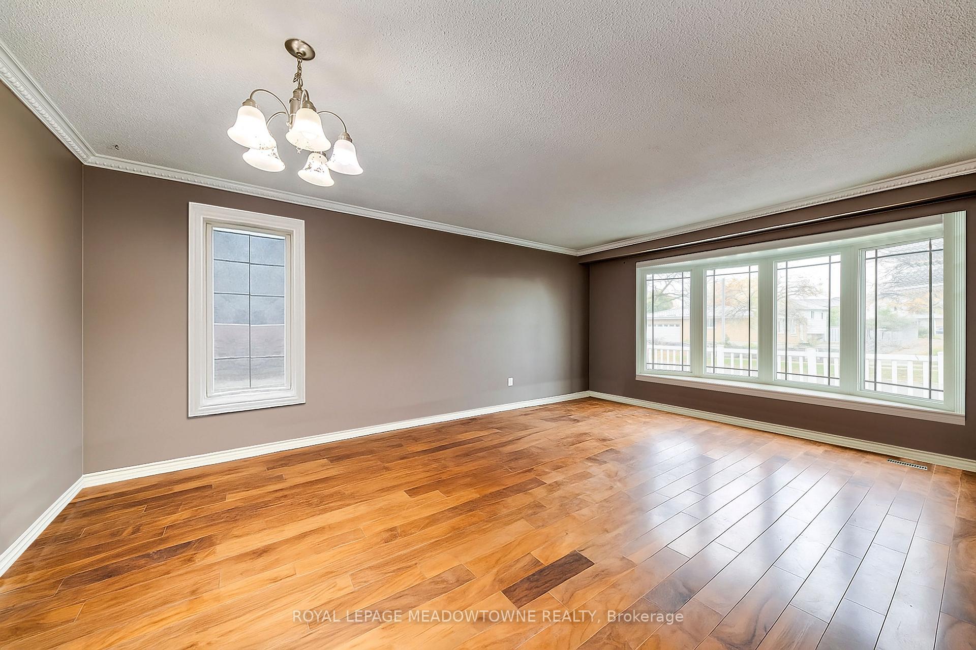 Photo 2 of 8 Midhurst Drive, Etobicoke, West Humber-Clairville — HOMEH
