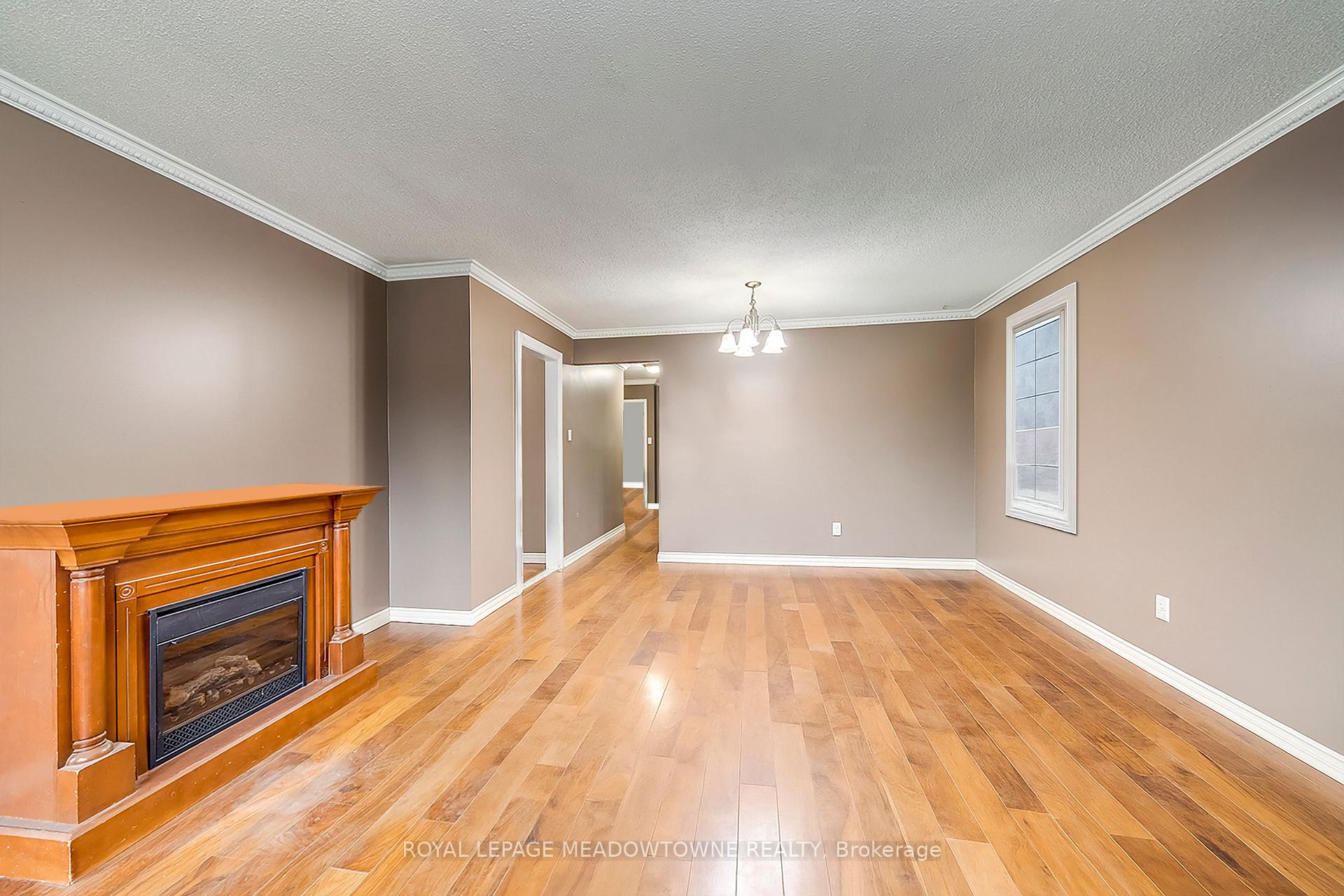Photo 4 of 8 Midhurst Drive, Etobicoke, West Humber-Clairville — HOMEH