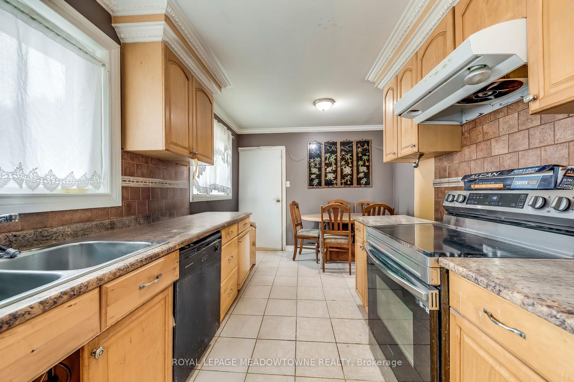 Photo 5 of 8 Midhurst Drive, Etobicoke, West Humber-Clairville — HOMEH