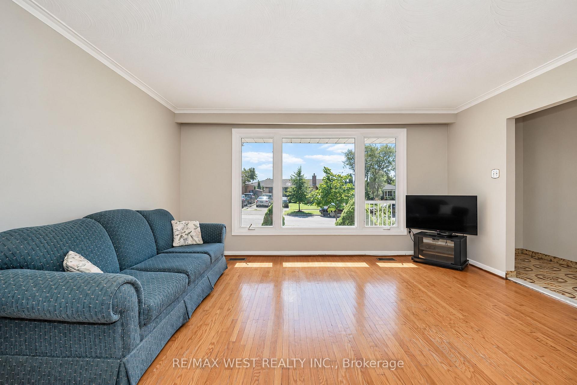 Photo 3 of 50 Roskell Crescent, North York, York University Heights — HOMEH