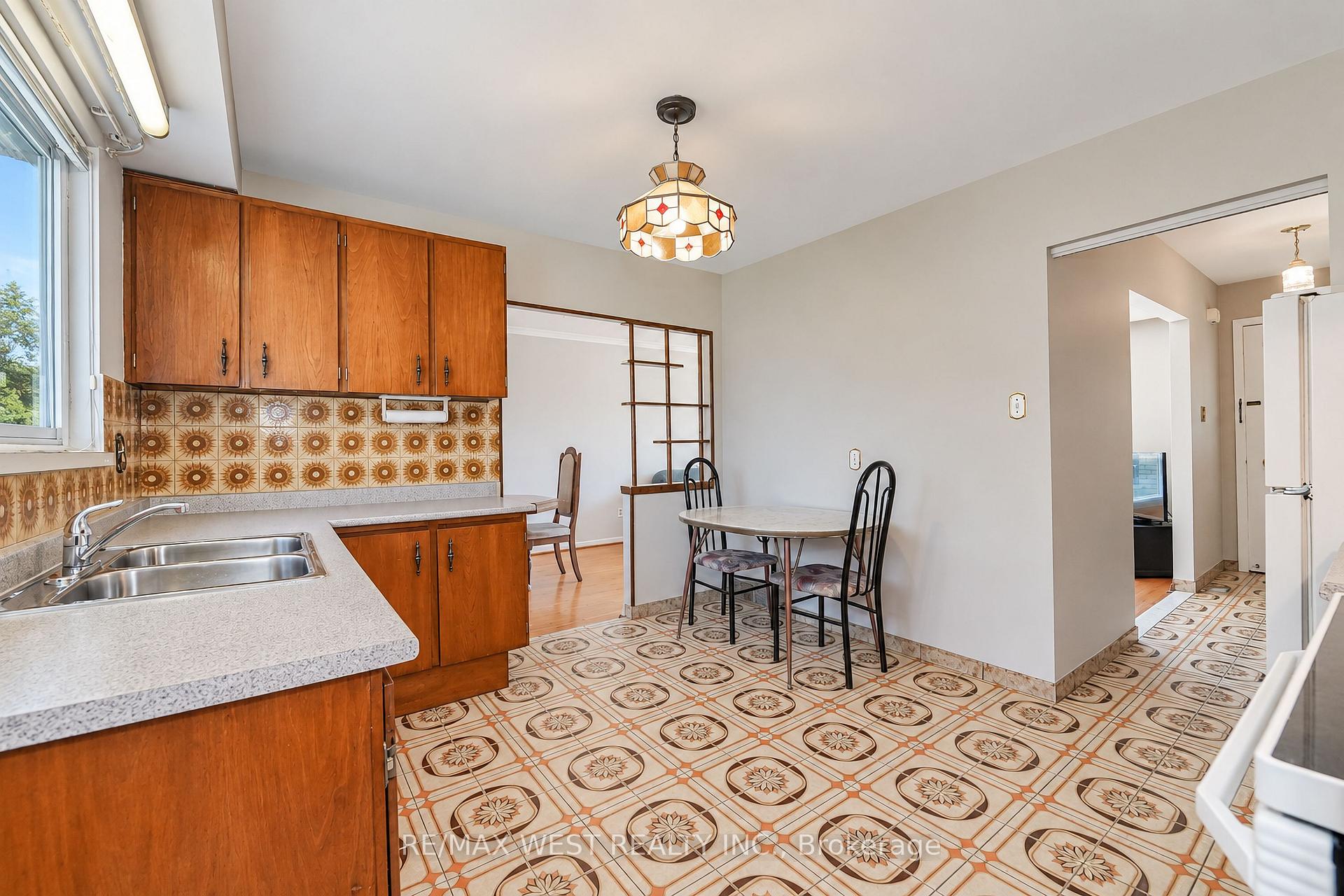 Photo 4 of 50 Roskell Crescent, North York, York University Heights — HOMEH