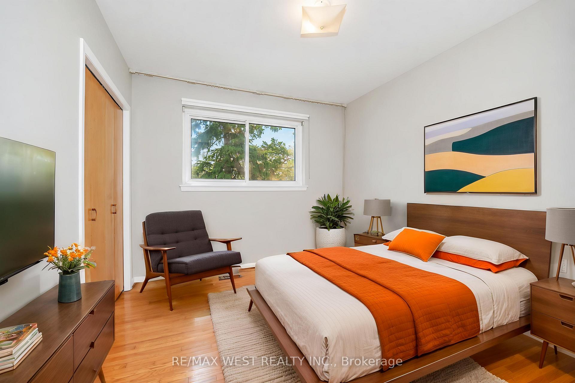 Photo 5 of 50 Roskell Crescent, North York, York University Heights — HOMEH