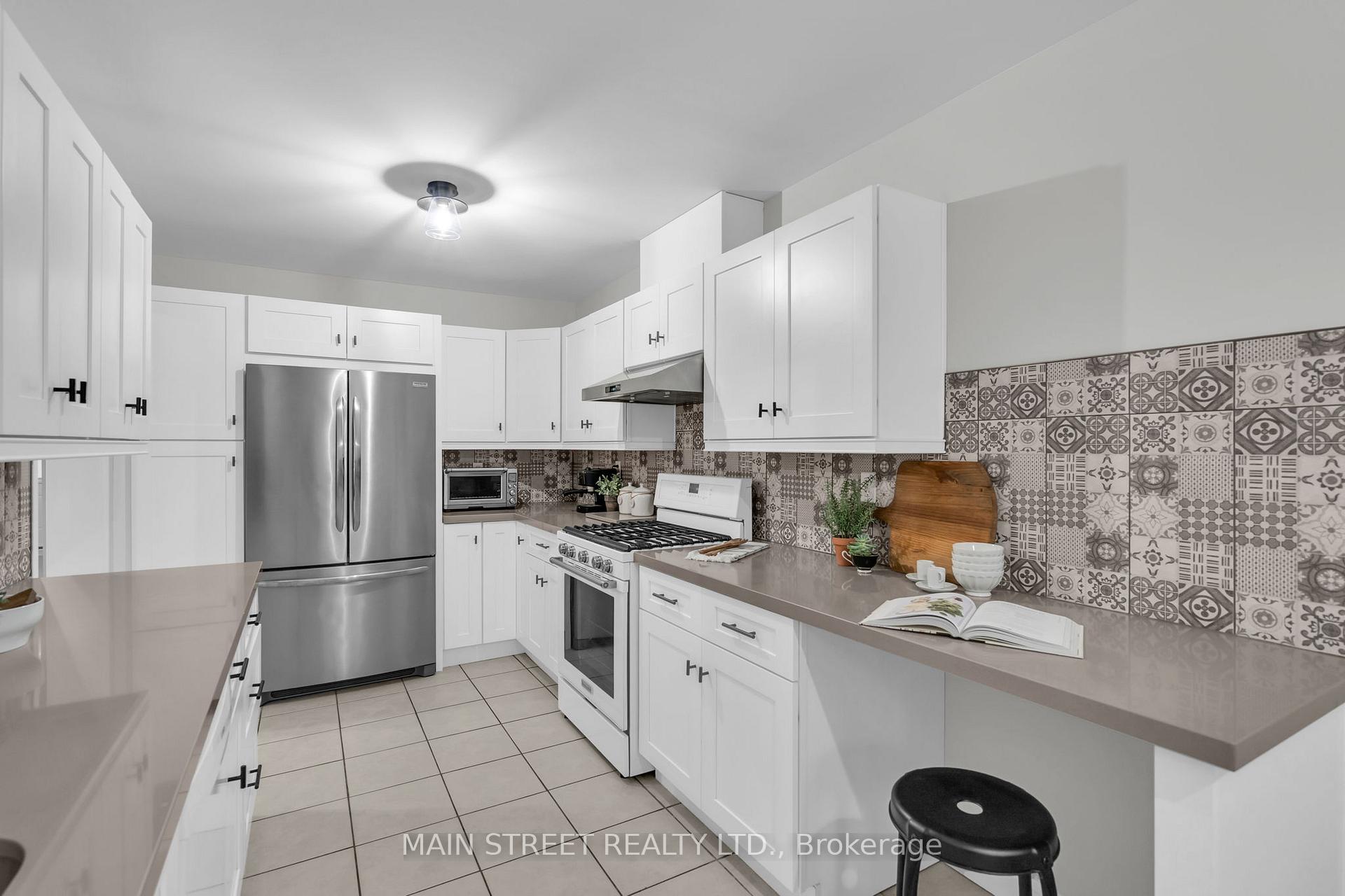 Photo 10 of 821 Joe Persechini Drive, Newmarket, Summerhill Estates — HOMEH