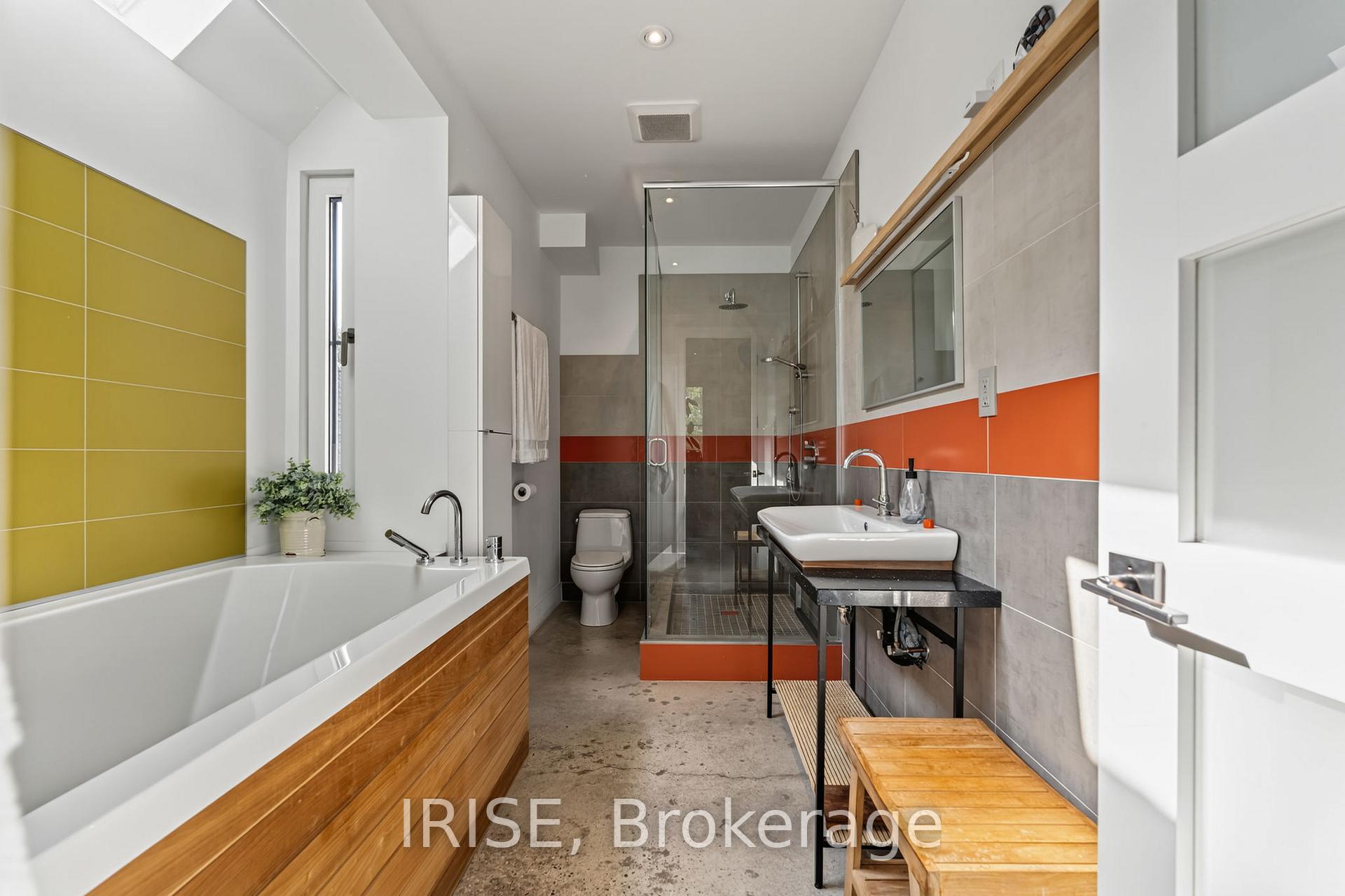 Photo 21 of 29 Ash Crescent, Etobicoke, Long Branch — HOMEH