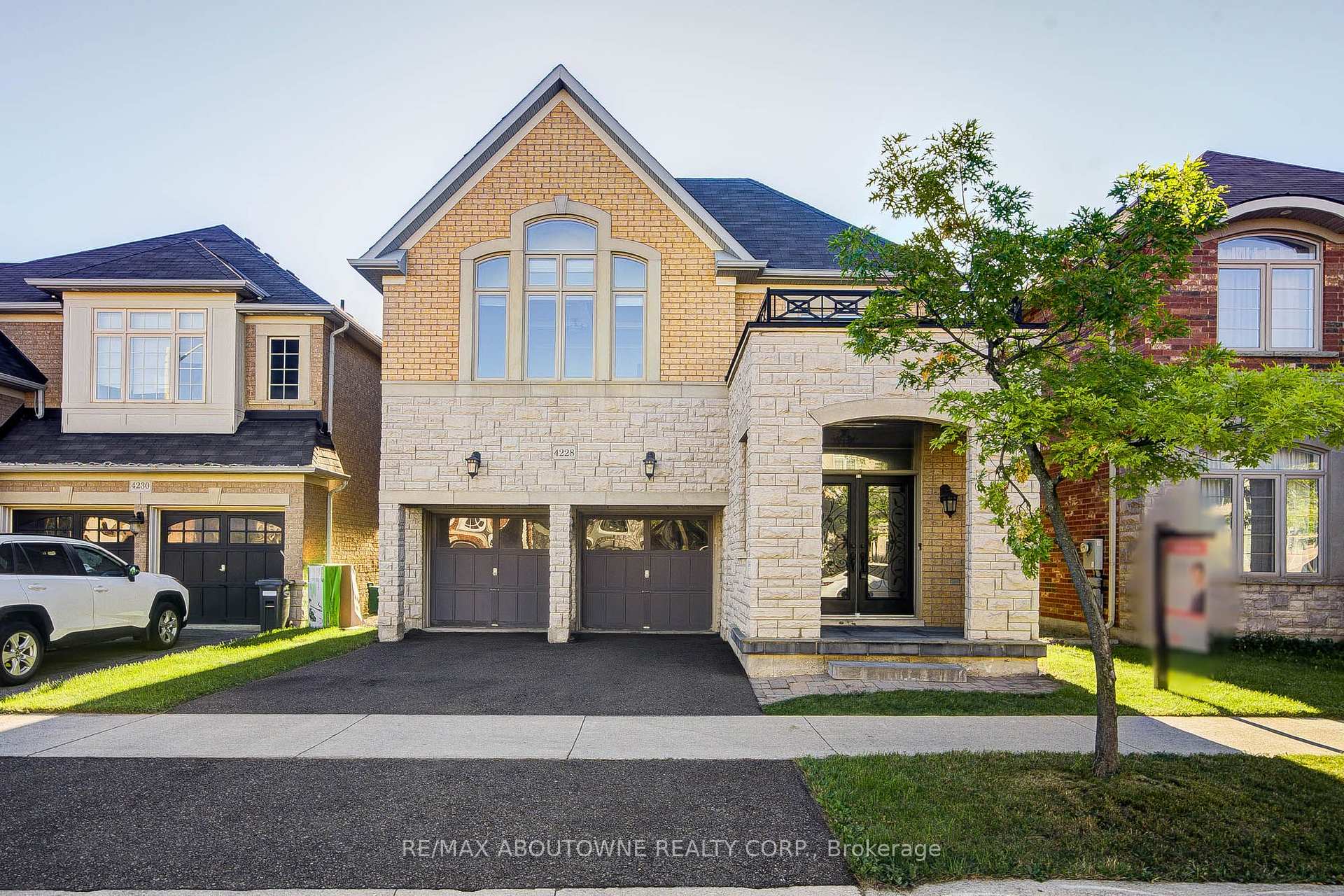 Photo 1 of 4228 Fuller Crescent, Burlington, Alton — HOMEH