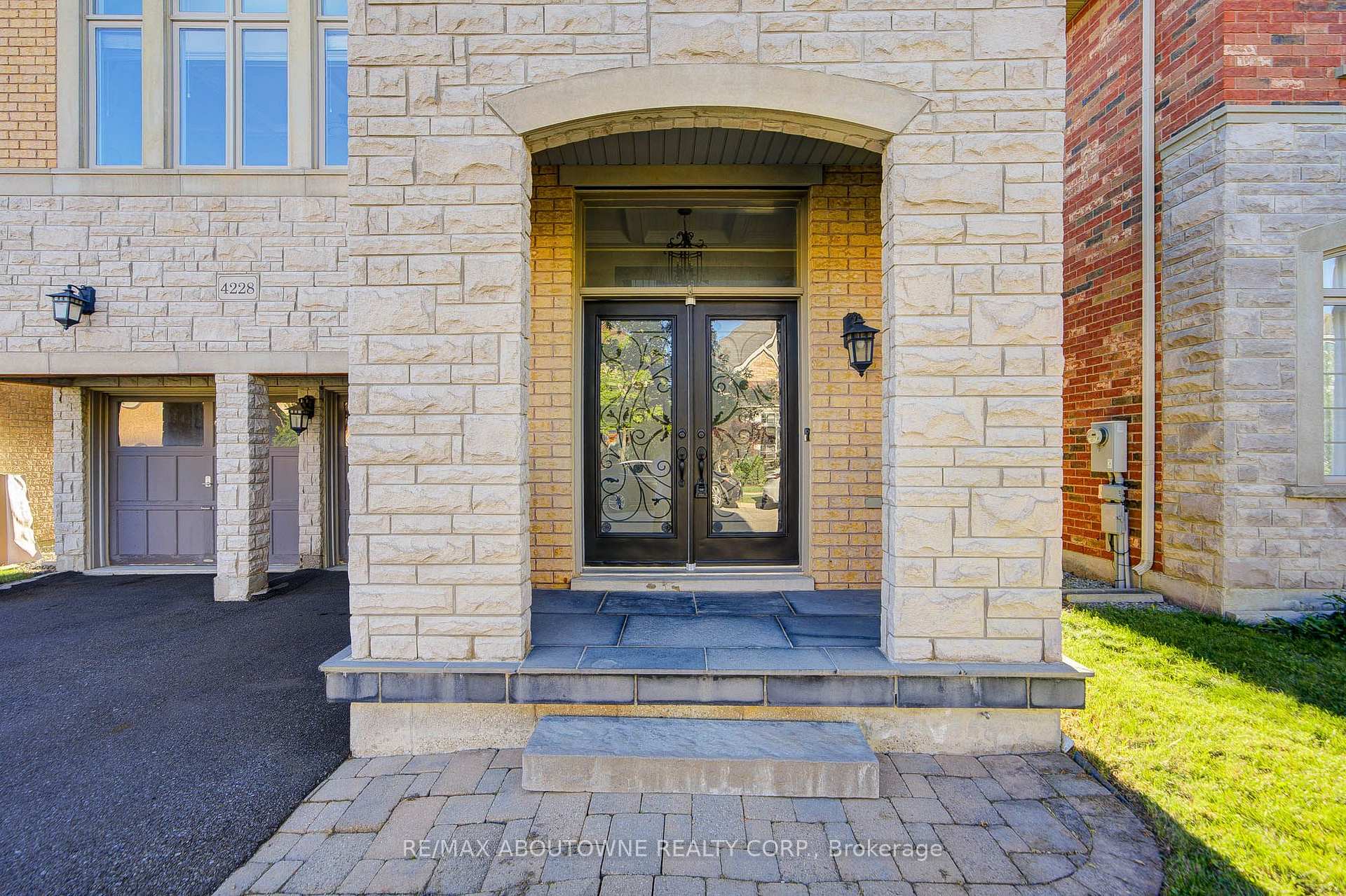 Photo 3 of 4228 Fuller Crescent, Burlington, Alton — HOMEH