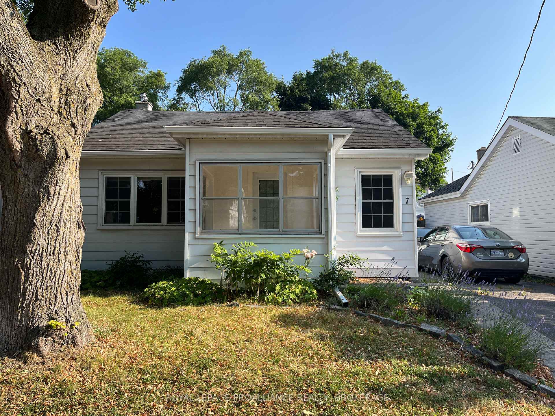 Photo 2 of 7 Third Avenue, Kingston, East of Sir John A. Blvd — HOMEH