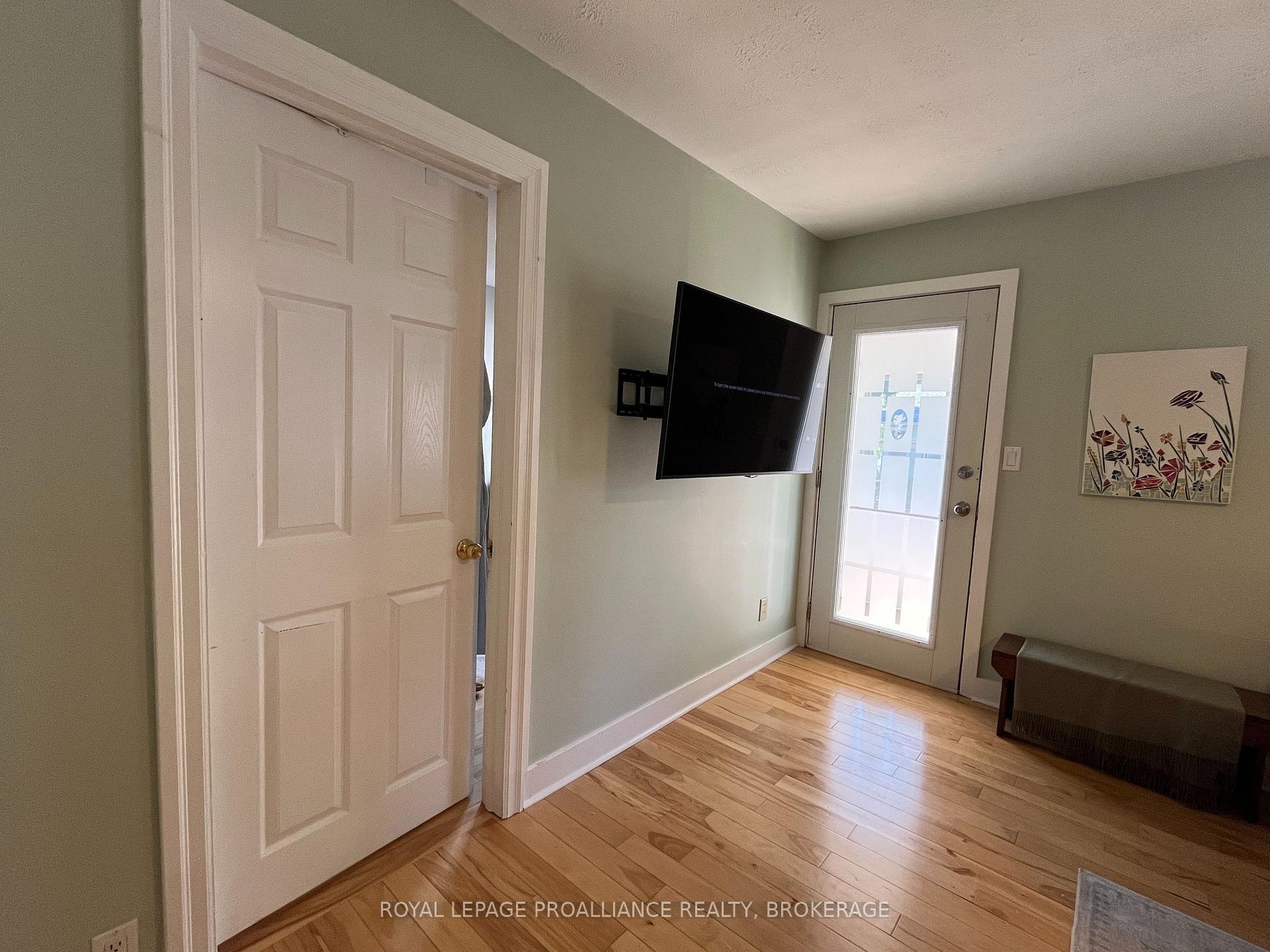 Photo 10 of 7 Third Avenue, Kingston, East of Sir John A. Blvd — HOMEH