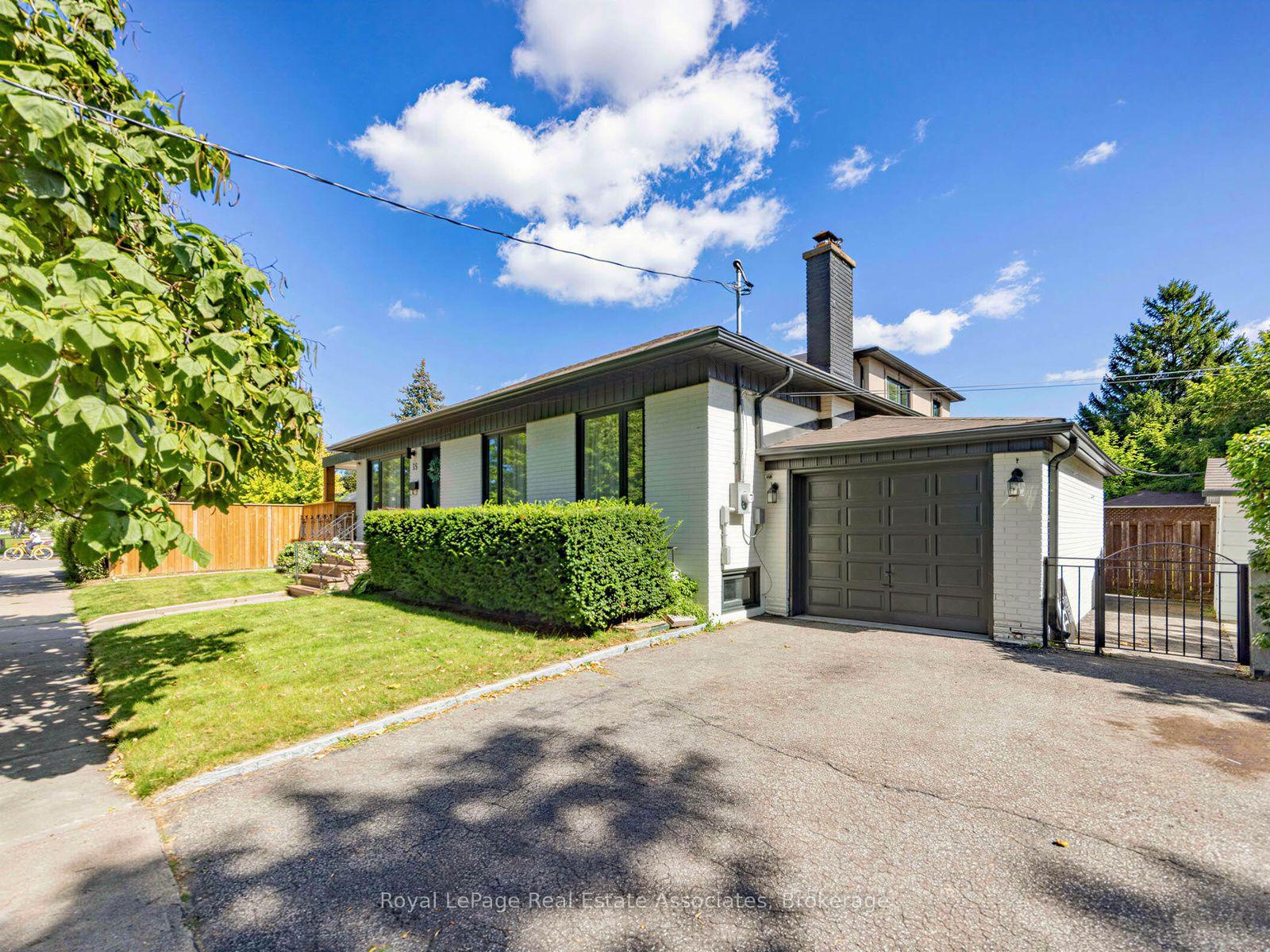 Photo 2 of 25 Treeview Drive, Etobicoke, Alderwood — HOMEH