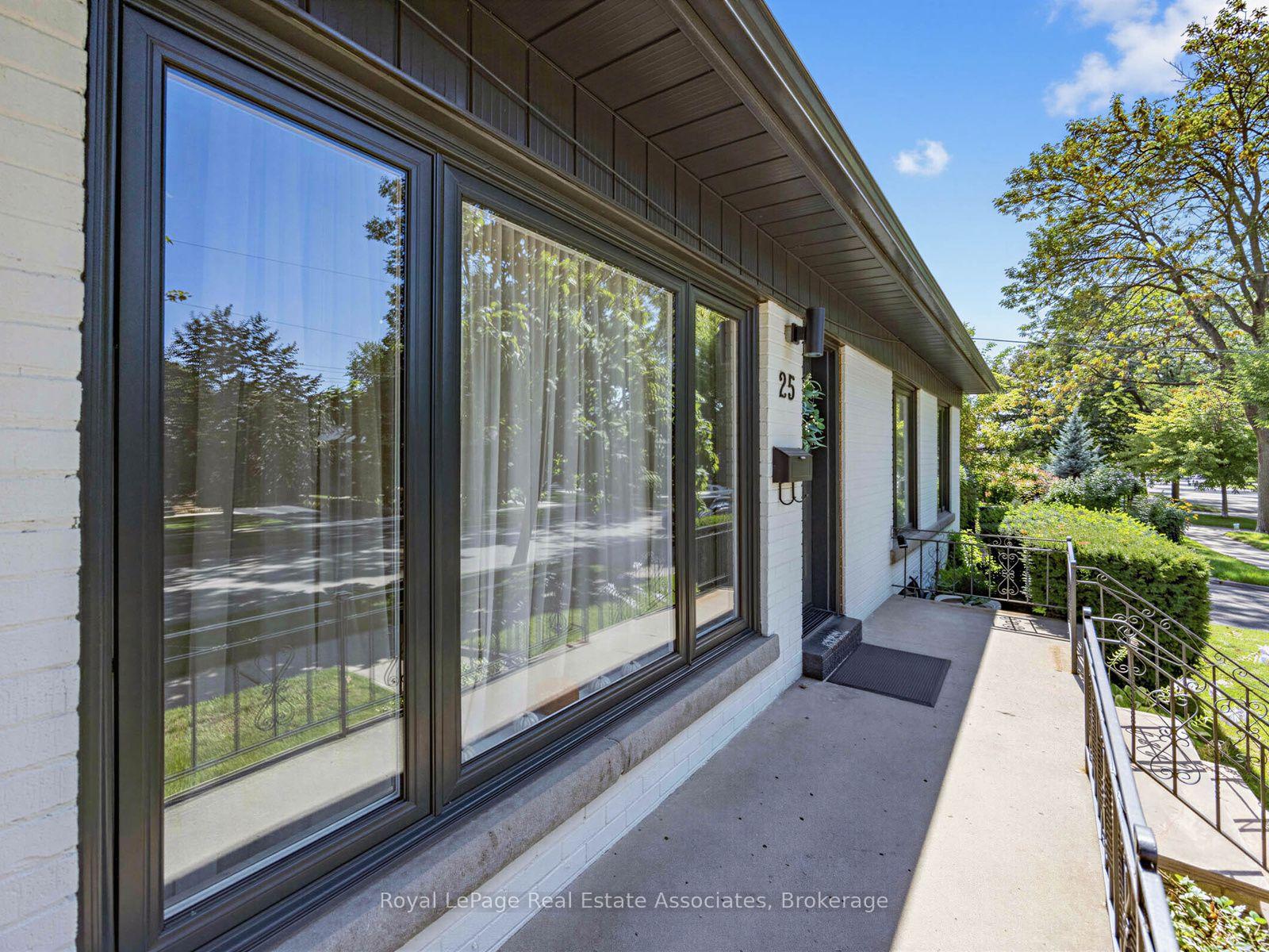 Photo 3 of 25 Treeview Drive, Etobicoke, Alderwood — HOMEH