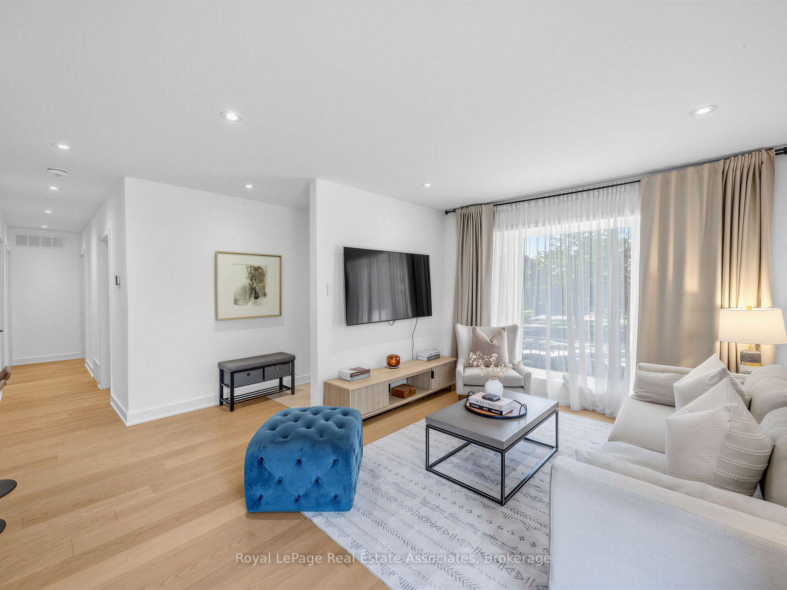 Photo 4 of 25 Treeview Drive, Etobicoke, Alderwood — HOMEH