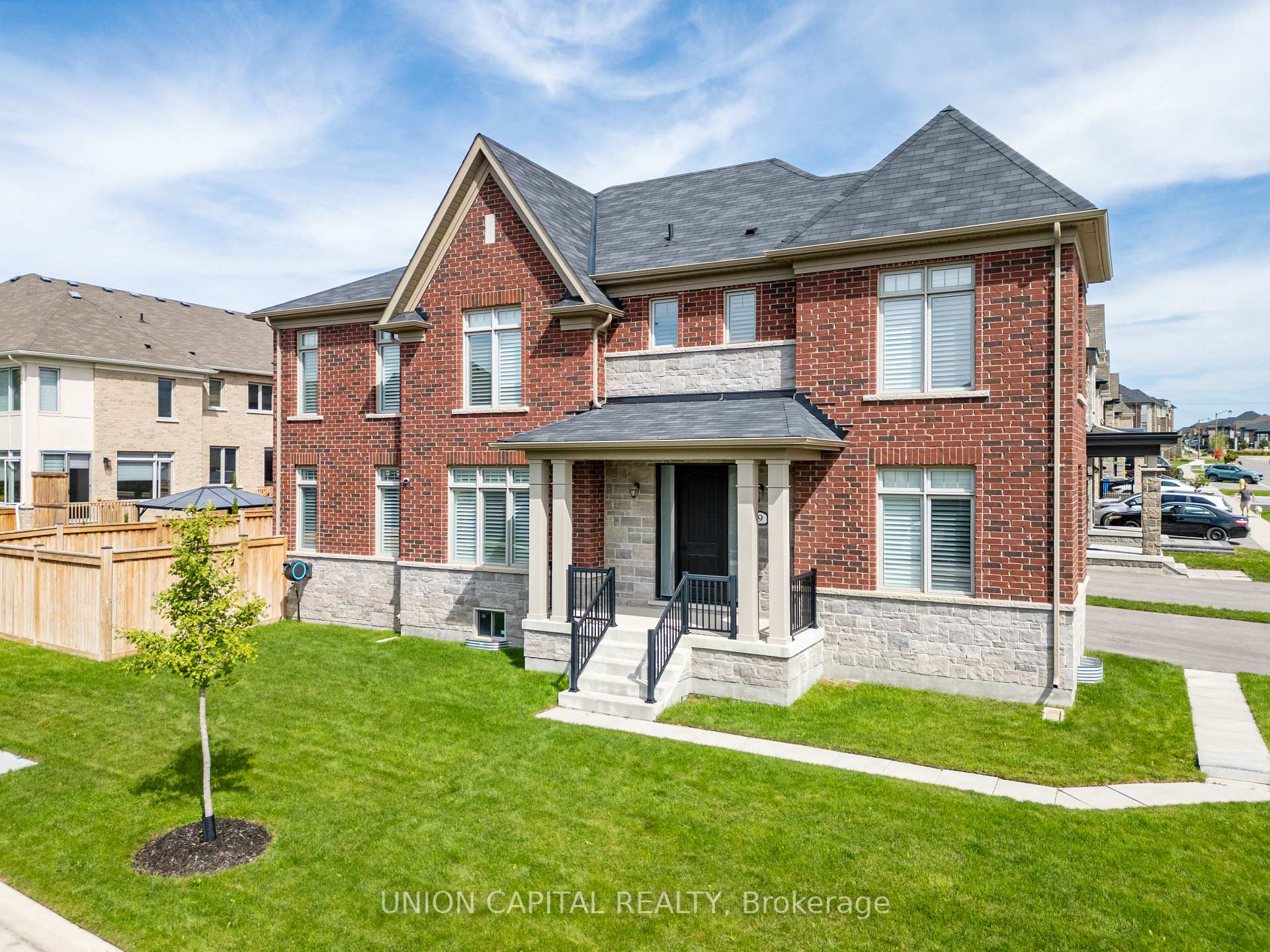 Photo 2 of 9 Seedling Crescent, Whitchurch-Stouffville, Stouffville — HOMEH