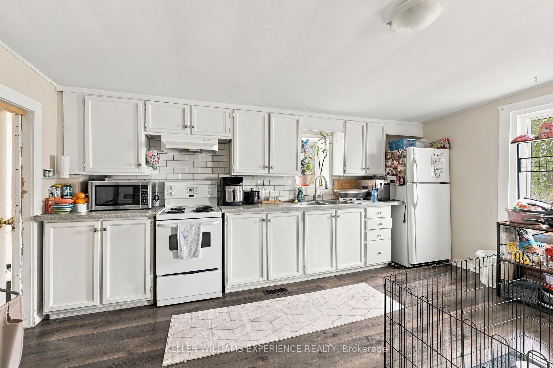 Photo 11 of 154 Fifth Street, Midland — HOMEH