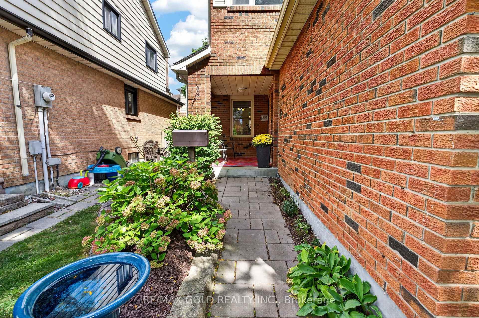Photo 6 of 6 Rowe Court, Brampton, Brampton West — HOMEH