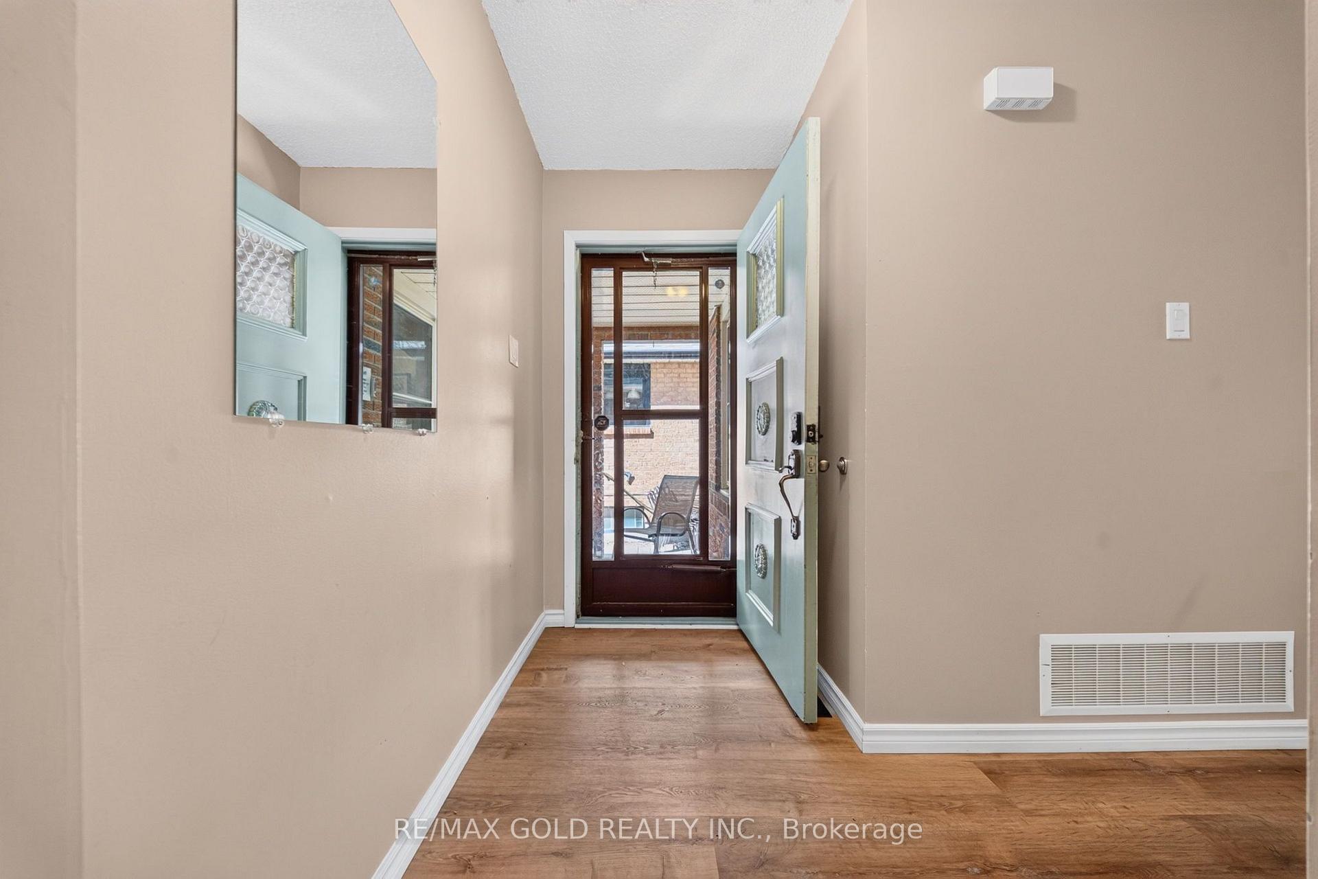 Photo 9 of 6 Rowe Court, Brampton, Brampton West — HOMEH