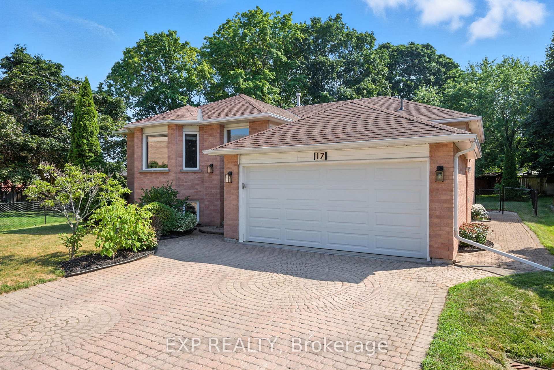 Photo 2 of 17 Farncomb Crescent, Clarington, Bowmanville — HOMEH