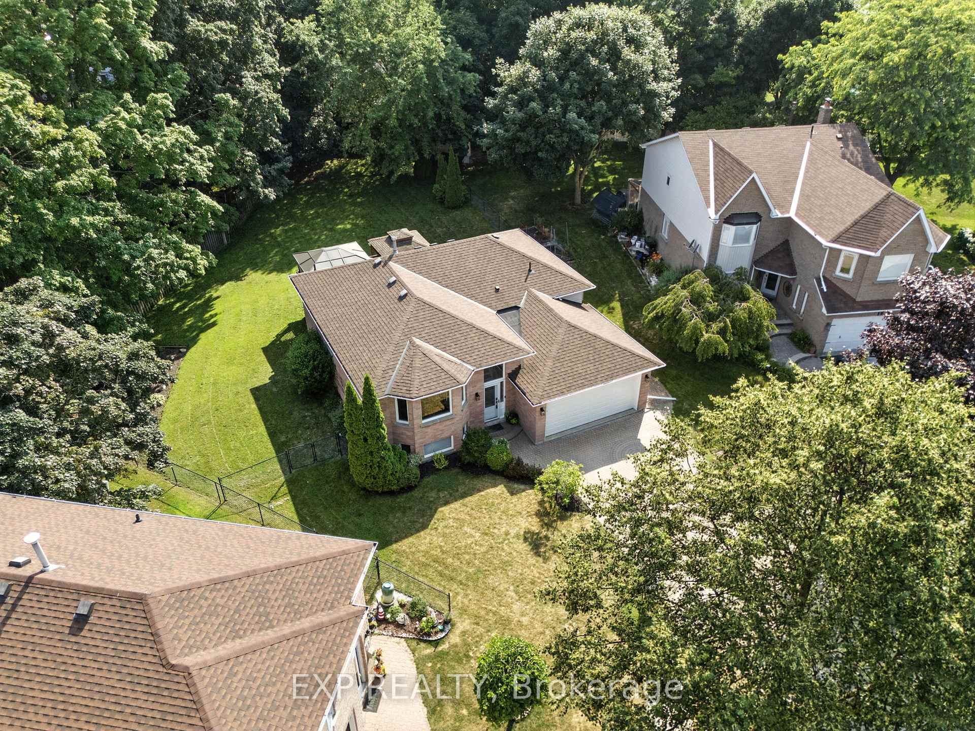 Photo 3 of 17 Farncomb Crescent, Clarington, Bowmanville — HOMEH