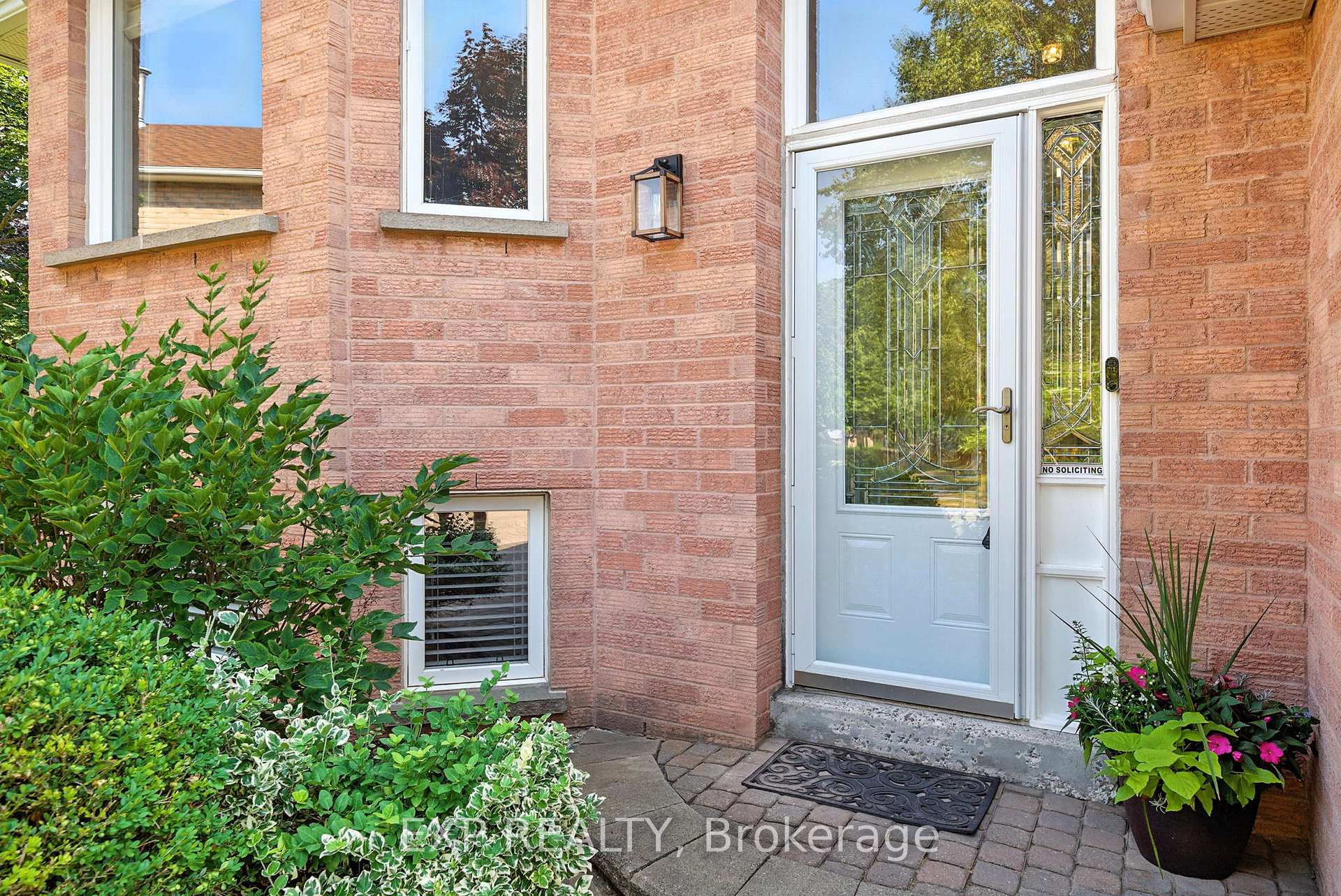 Photo 4 of 17 Farncomb Crescent, Clarington, Bowmanville — HOMEH