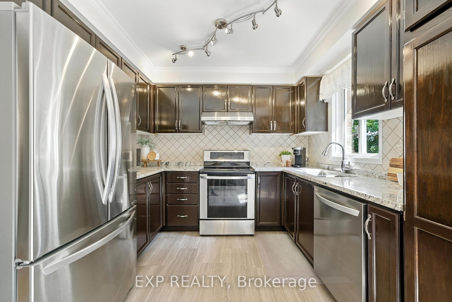 Photo 11 of 17 Farncomb Crescent, Clarington, Bowmanville — HOMEH