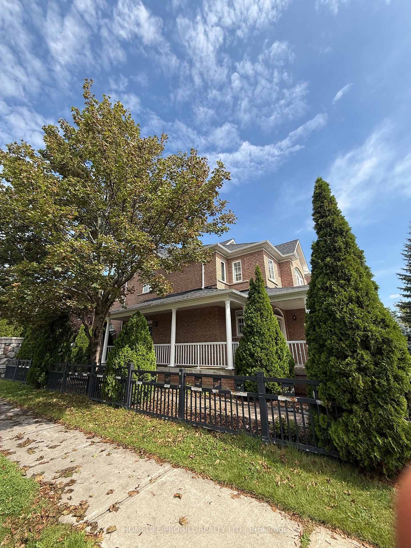 Photo 3 of 2 Hawstead Crescent, Whitby, Brooklin — HOMEH