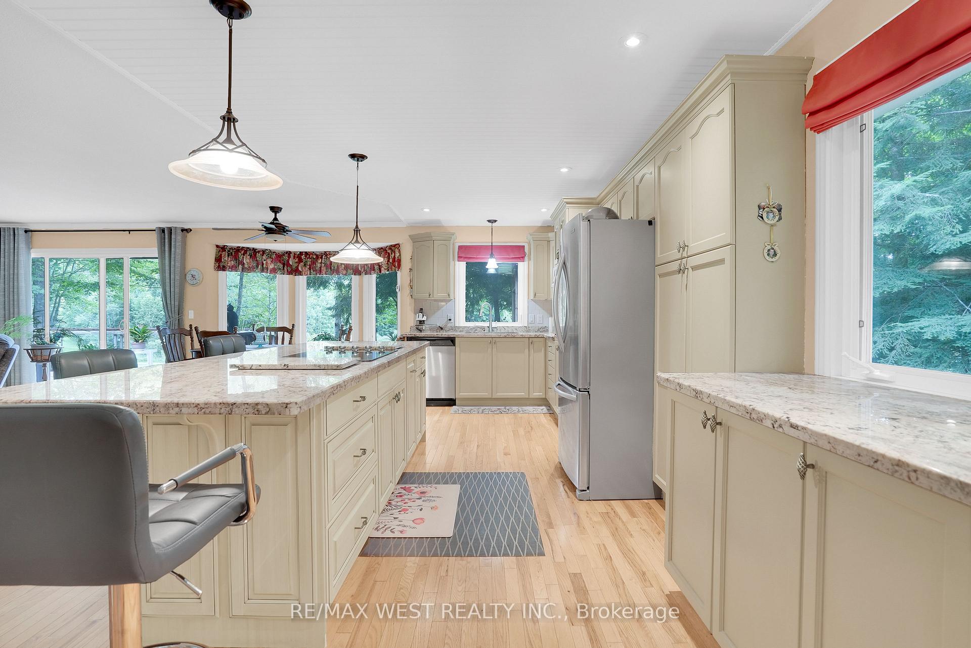 Photo 5 of 20 Deerhurst Highlands Drive, Huntsville, Chaffey — HOMEH