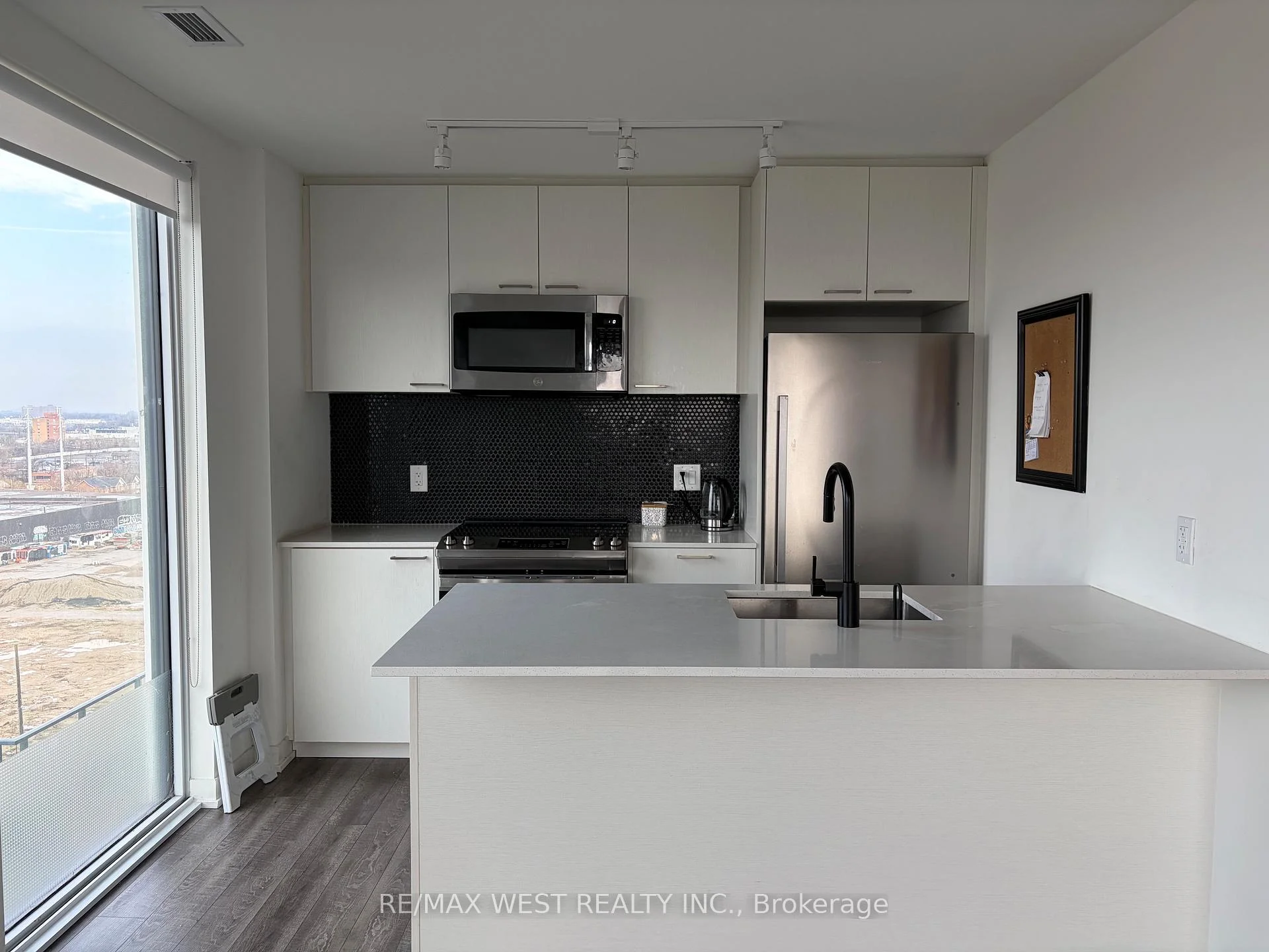 Photo 6 of Unit 910, 1808 St Clair Avenue W, Toronto, Weston-Pellam Park — HOMEH