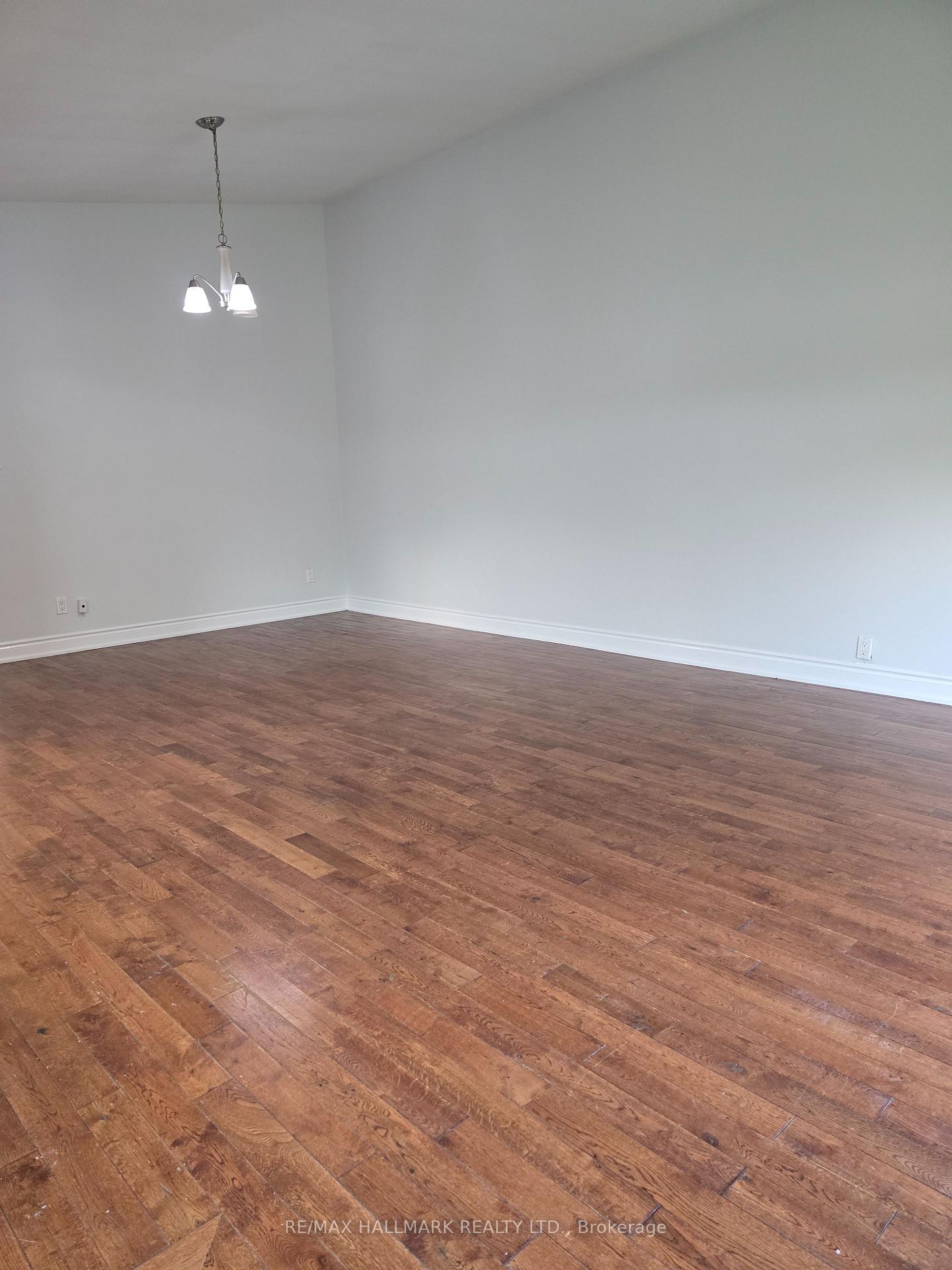 Photo 3 of Unit Upper Portion, 53 Billington Crescent, North York, Parkwoods-Donalda — HOMEH