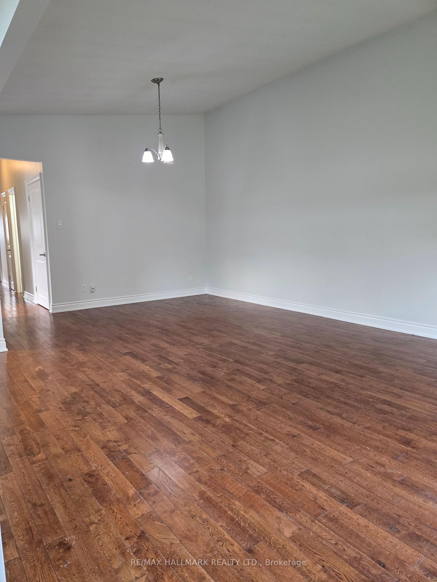 Photo 4 of Unit Upper Portion, 53 Billington Crescent, North York, Parkwoods-Donalda — HOMEH