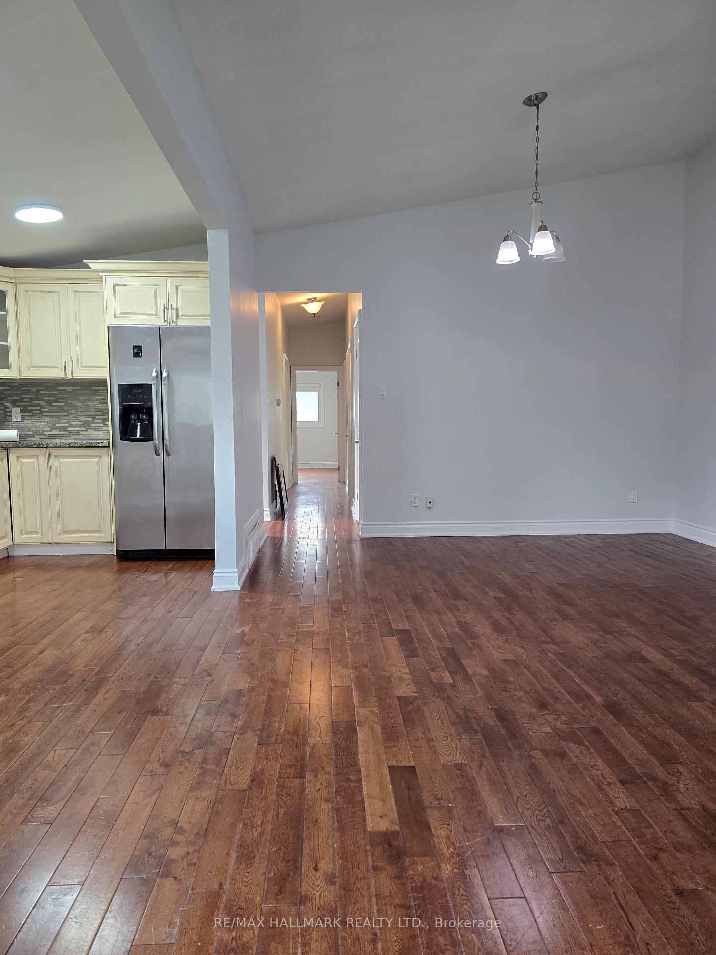 Photo 5 of Unit Upper Portion, 53 Billington Crescent, North York, Parkwoods-Donalda — HOMEH