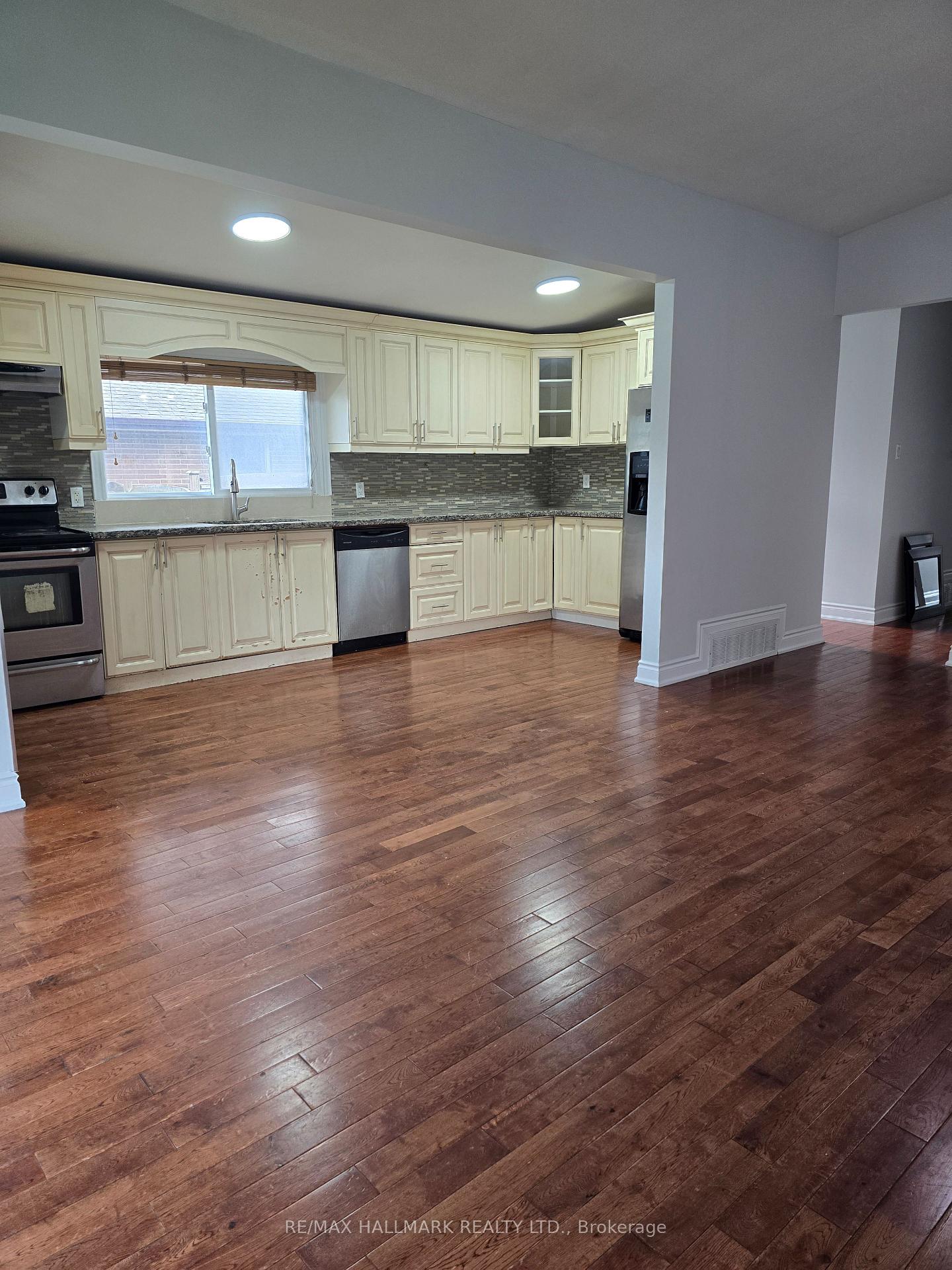 Photo 8 of Unit Upper Portion, 53 Billington Crescent, North York, Parkwoods-Donalda — HOMEH