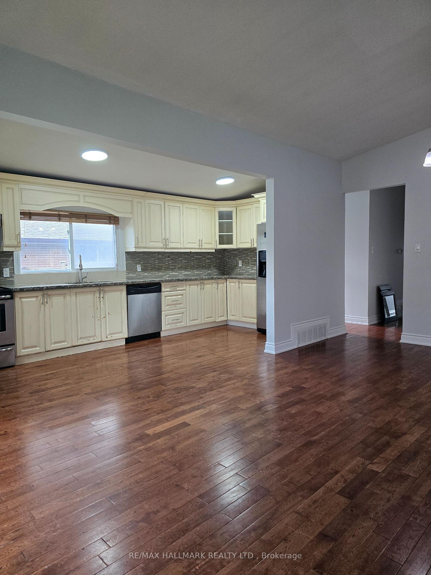 Photo 9 of Unit Upper Portion, 53 Billington Crescent, North York, Parkwoods-Donalda — HOMEH
