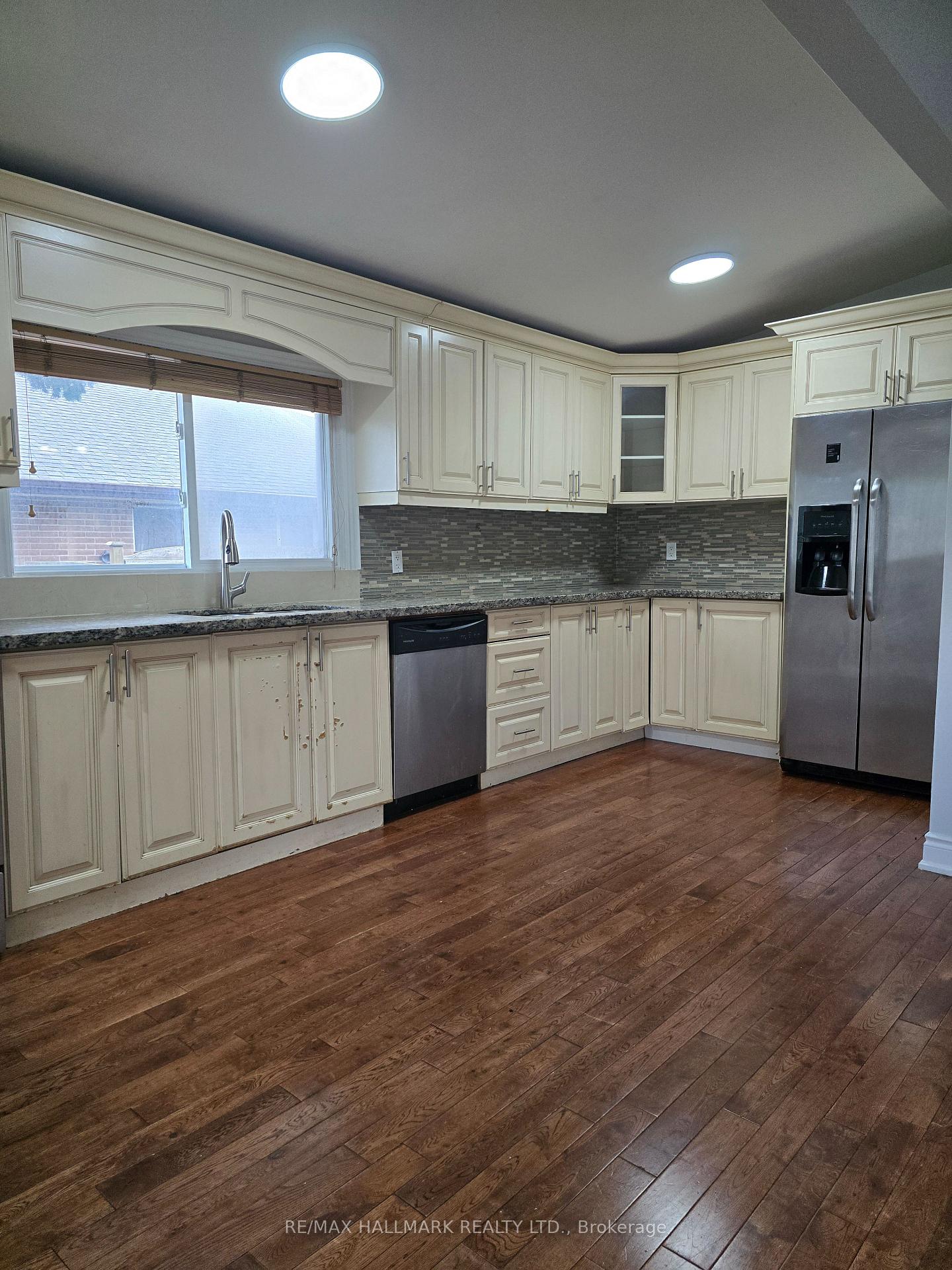 Photo 10 of Unit Upper Portion, 53 Billington Crescent, North York, Parkwoods-Donalda — HOMEH