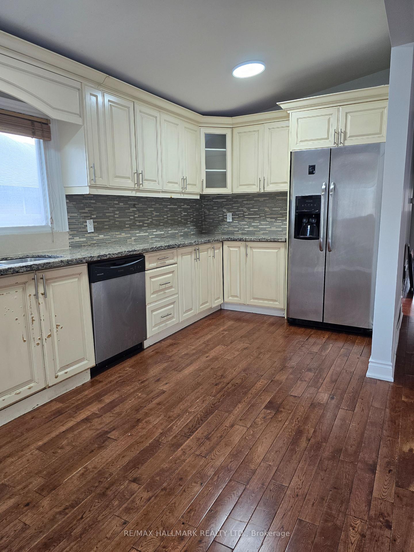 Photo 11 of Unit Upper Portion, 53 Billington Crescent, North York, Parkwoods-Donalda — HOMEH