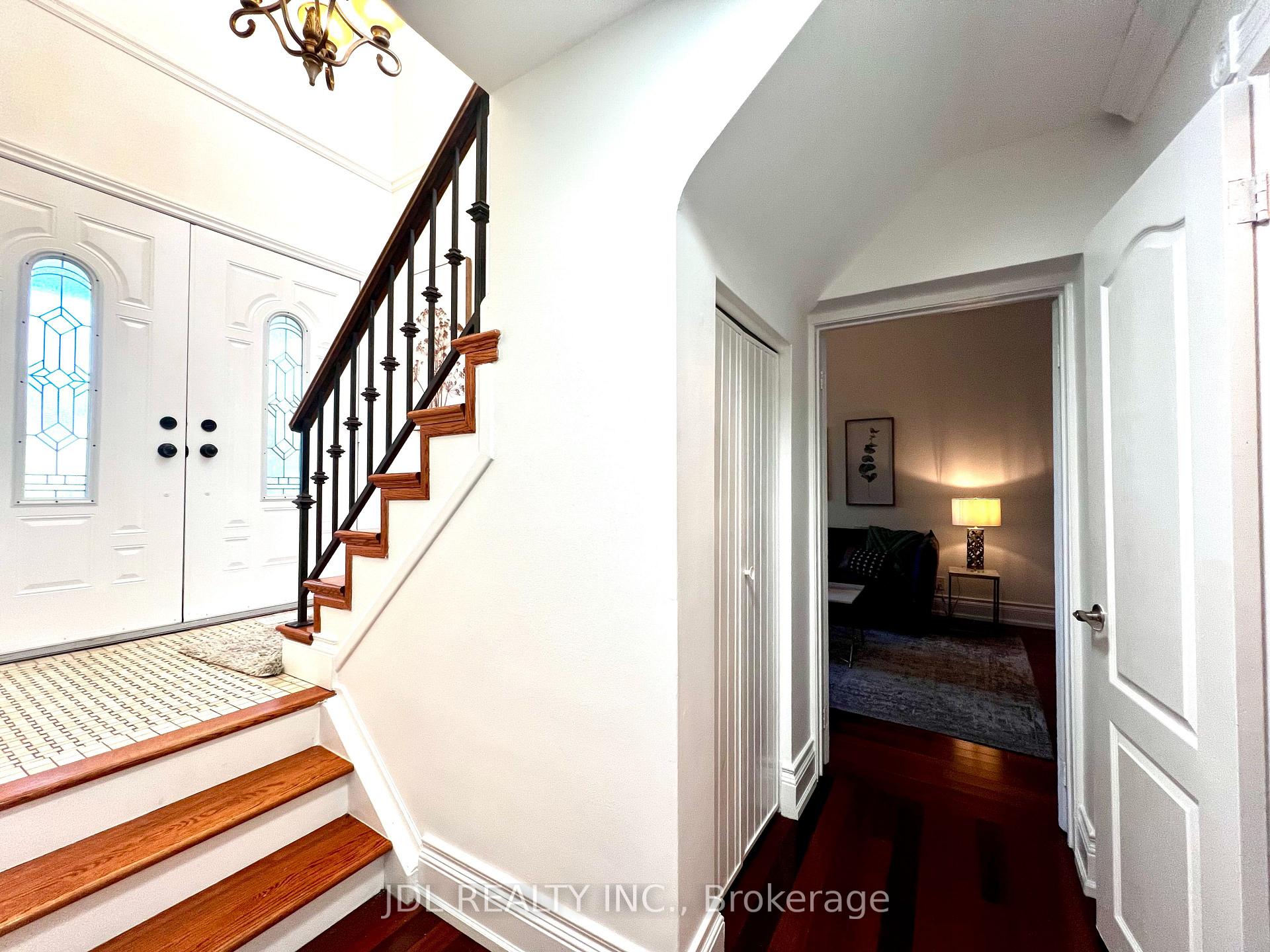 Photo 3 of 21 Rialto Drive, North York, Parkwoods-Donalda — HOMEH