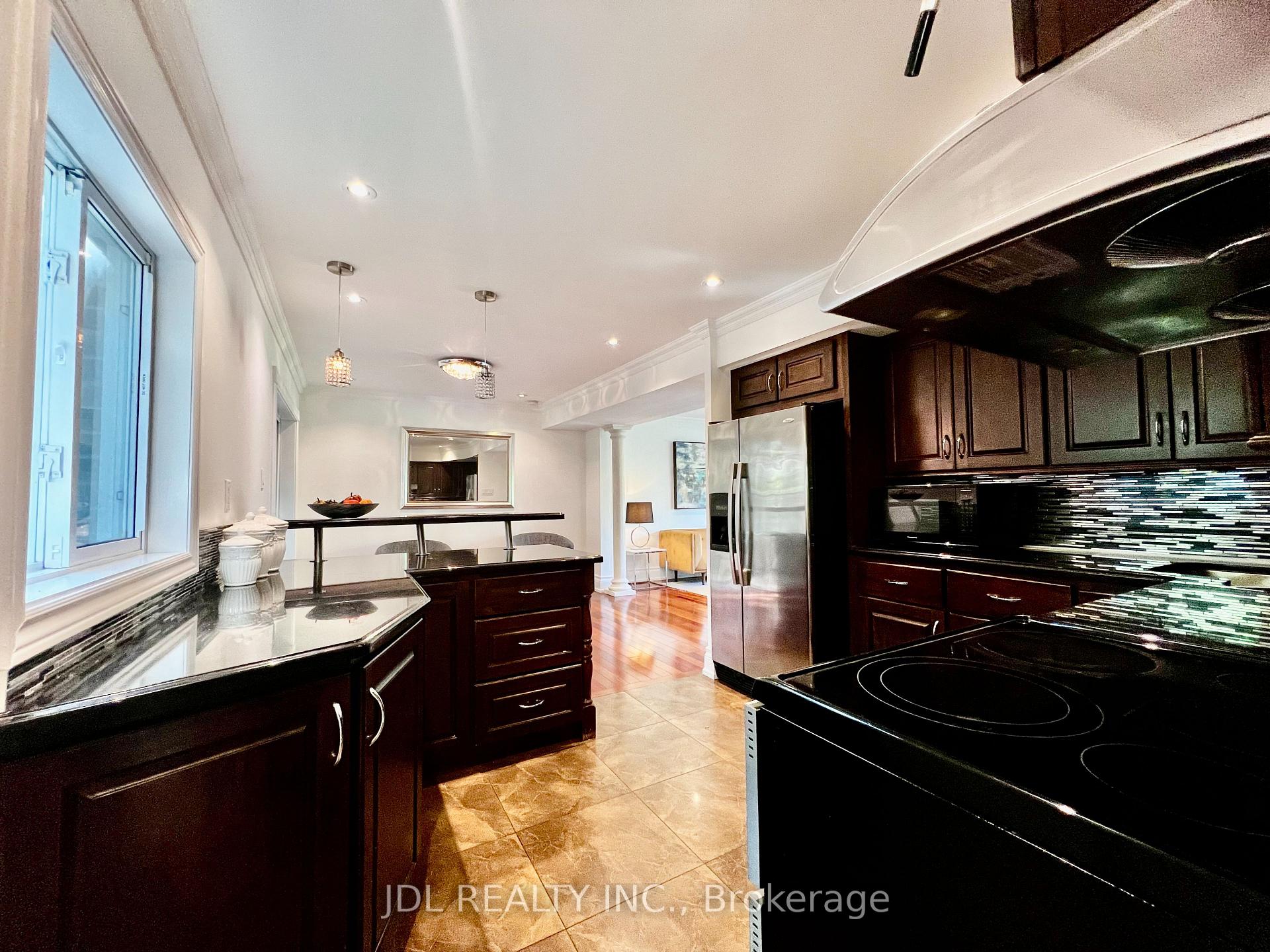 Photo 12 of 21 Rialto Drive, North York, Parkwoods-Donalda — HOMEH