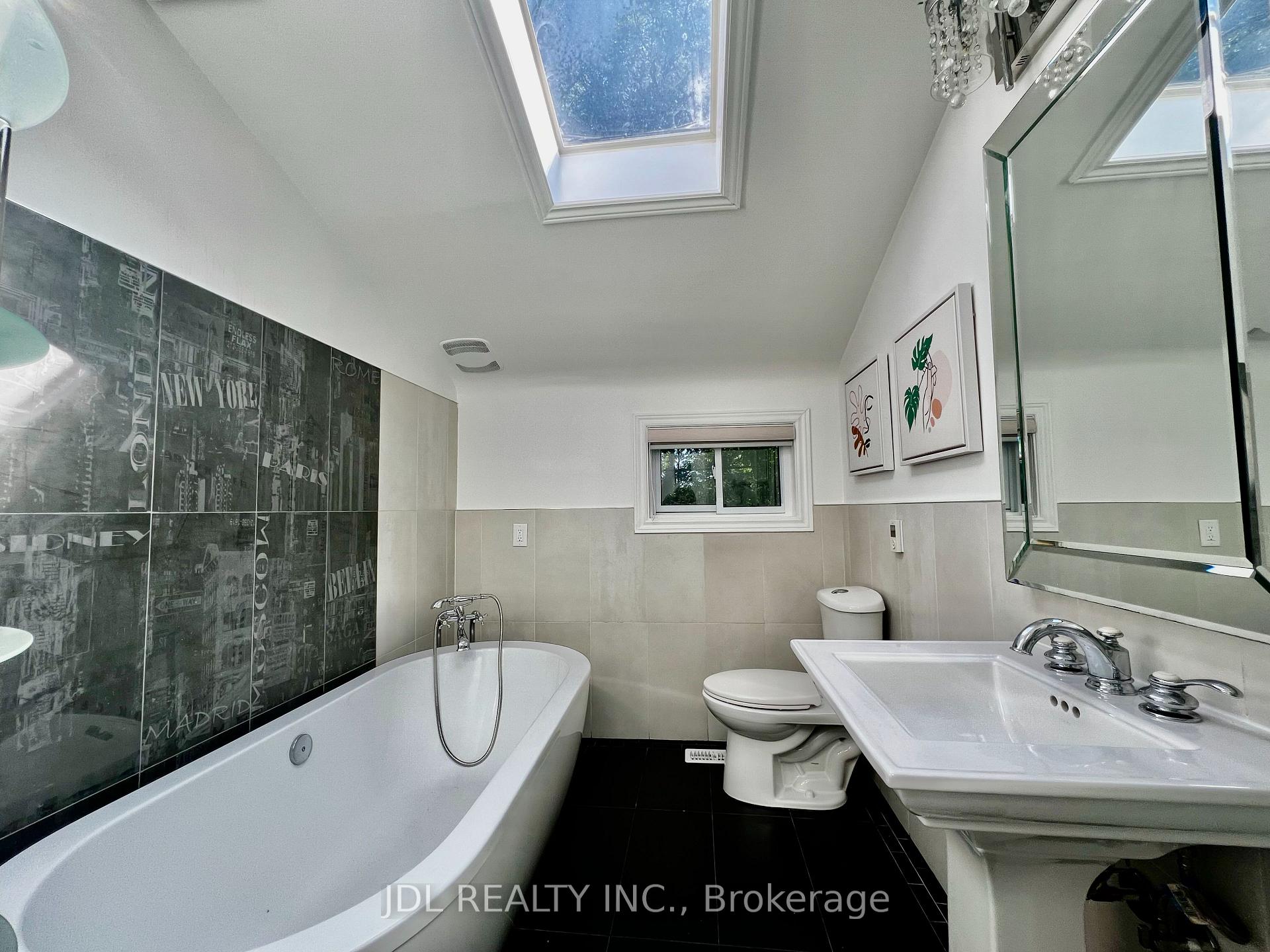 Photo 20 of 21 Rialto Drive, North York, Parkwoods-Donalda — HOMEH