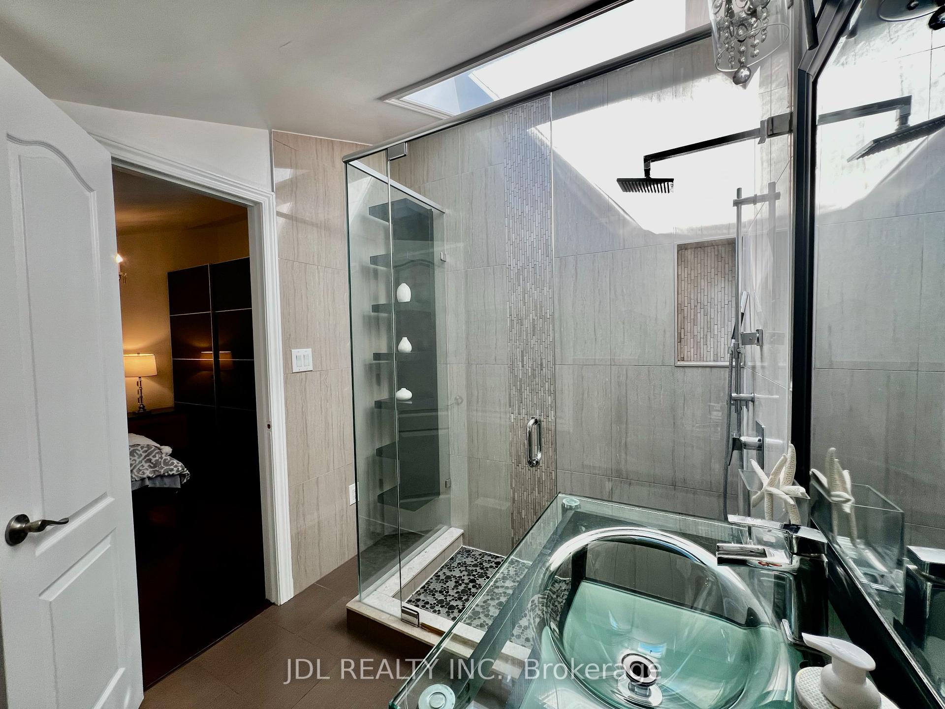 Photo 25 of 21 Rialto Drive, North York, Parkwoods-Donalda — HOMEH