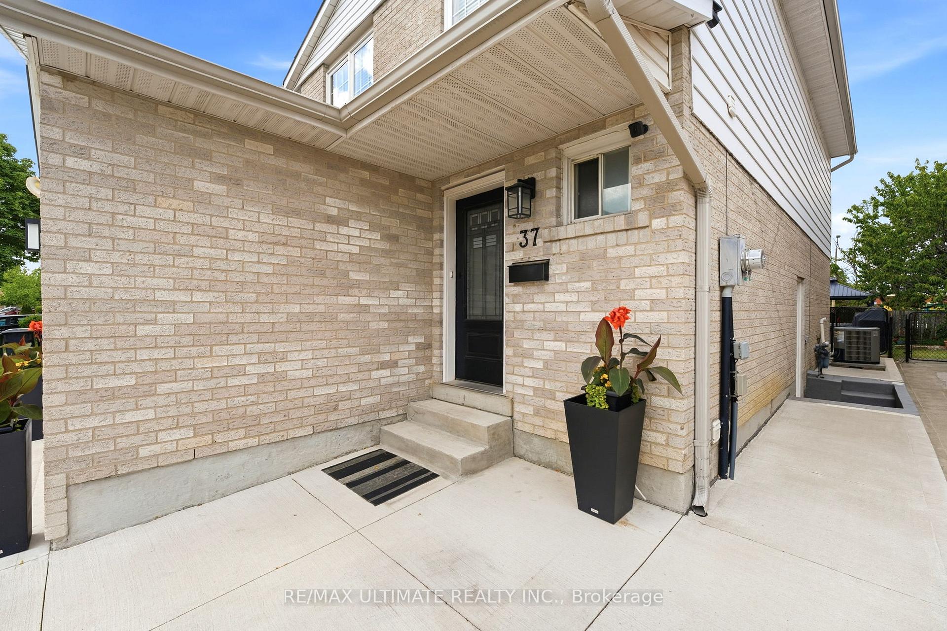 Photo 2 of 37 Cathy Jean Crescent, Etobicoke, Mount Olive-Silverstone-Jamestown — HOMEH