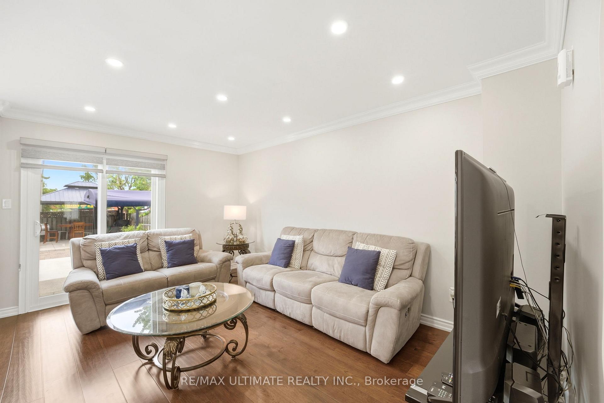Photo 11 of 37 Cathy Jean Crescent, Etobicoke, Mount Olive-Silverstone-Jamestown — HOMEH