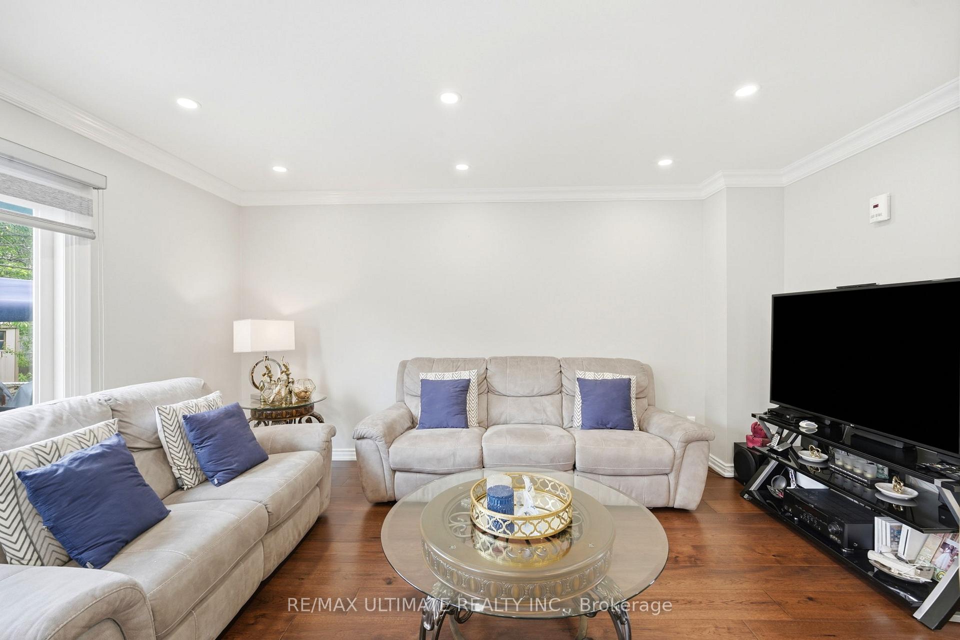Photo 12 of 37 Cathy Jean Crescent, Etobicoke, Mount Olive-Silverstone-Jamestown — HOMEH