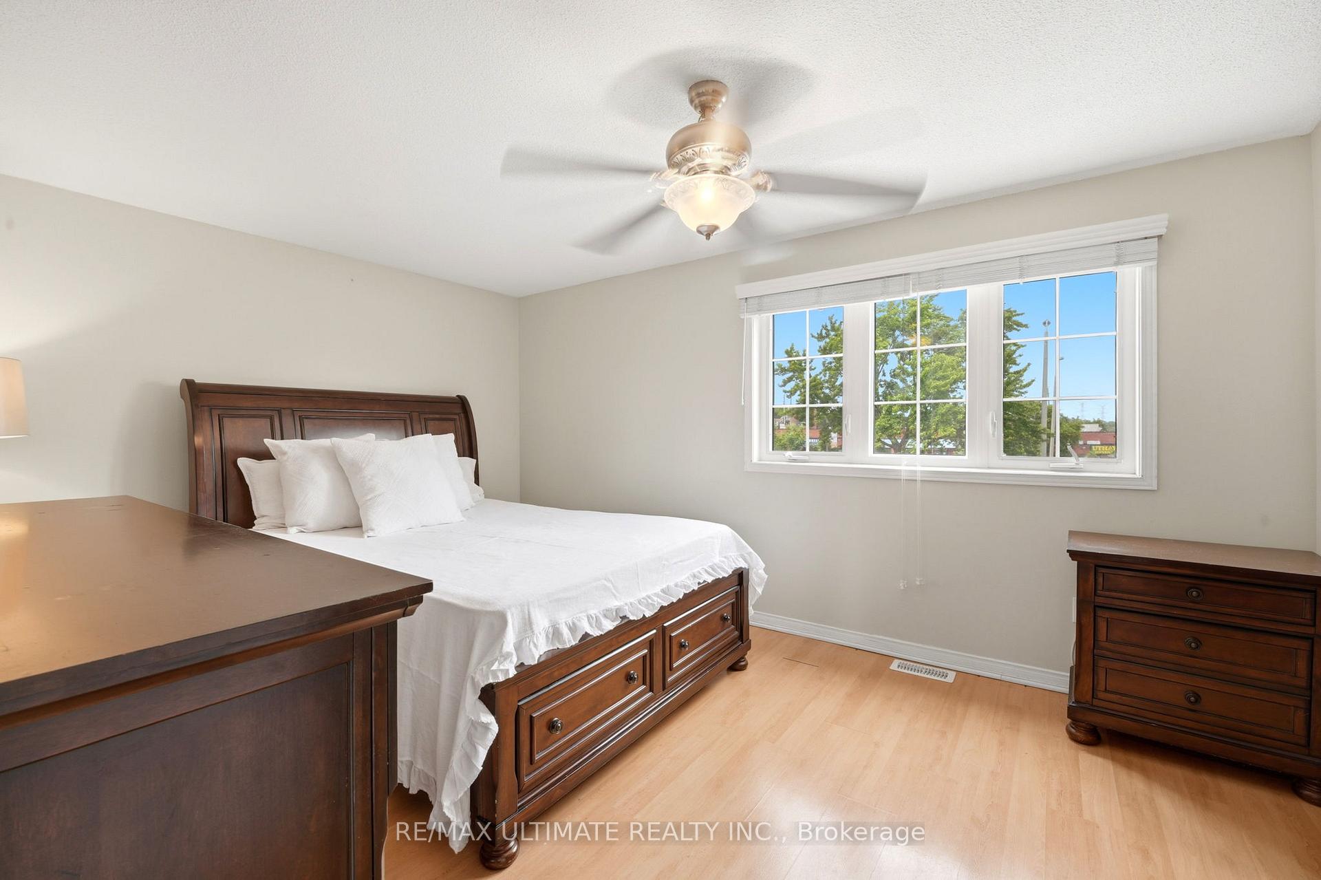 Photo 13 of 37 Cathy Jean Crescent, Etobicoke, Mount Olive-Silverstone-Jamestown — HOMEH