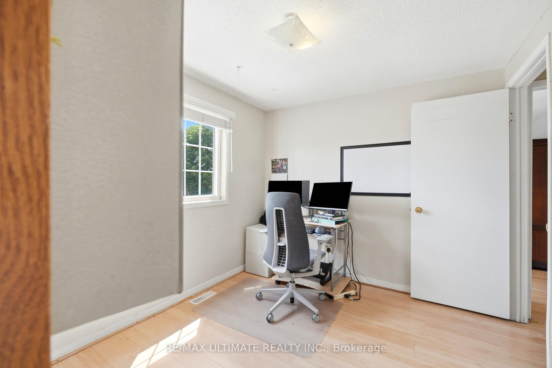 Photo 19 of 37 Cathy Jean Crescent, Etobicoke, Mount Olive-Silverstone-Jamestown — HOMEH
