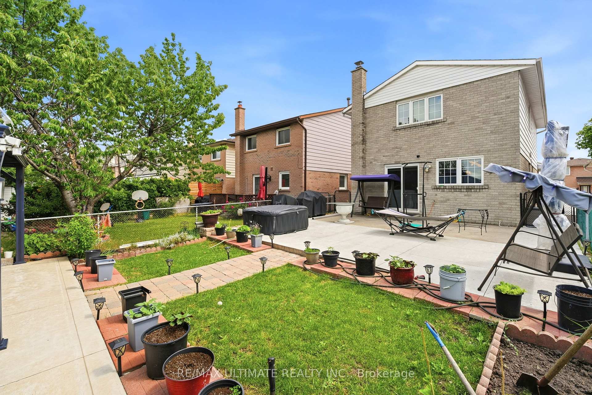 Photo 25 of 37 Cathy Jean Crescent, Etobicoke, Mount Olive-Silverstone-Jamestown — HOMEH