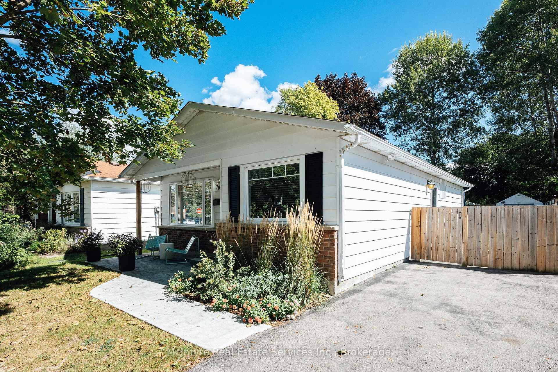 Photo 3 of 78 Helene Crescent, Waterloo, Beechwood — HOMEH
