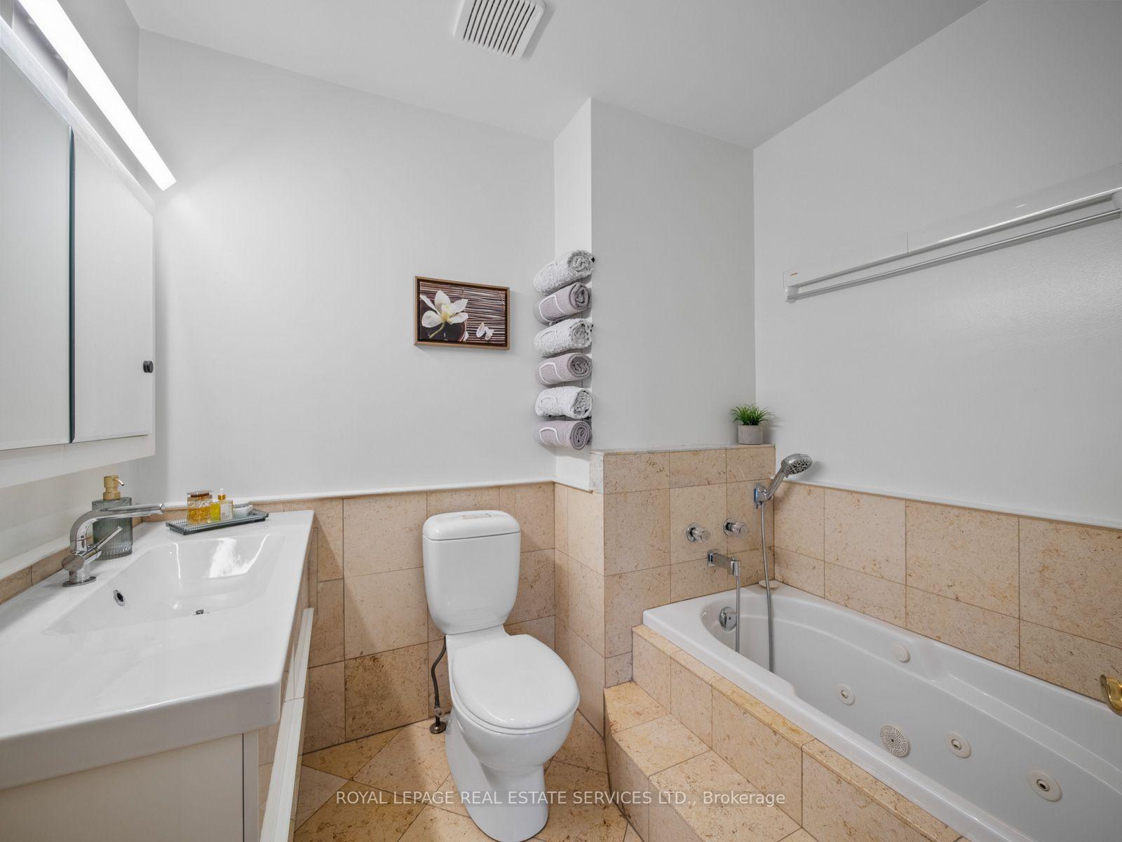 Photo 12 of Unit 4, 276 Spadina Road, Toronto, Casa Loma — HOMEH