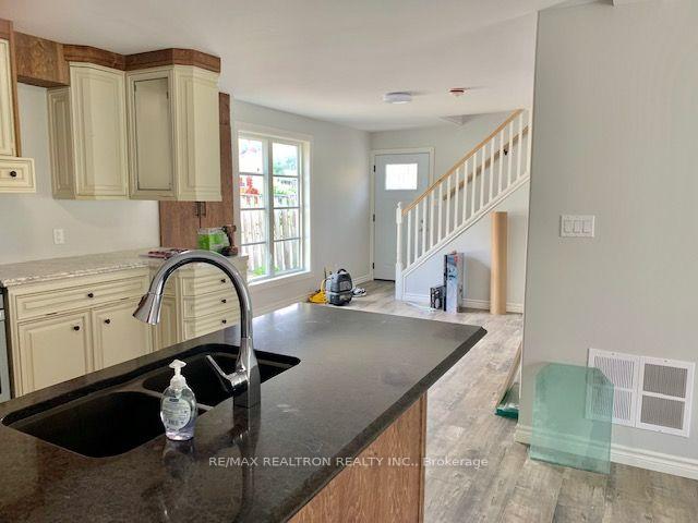 Photo 13 of 256 Dunlop Street W, Barrie, Queen's Park — HOMEH