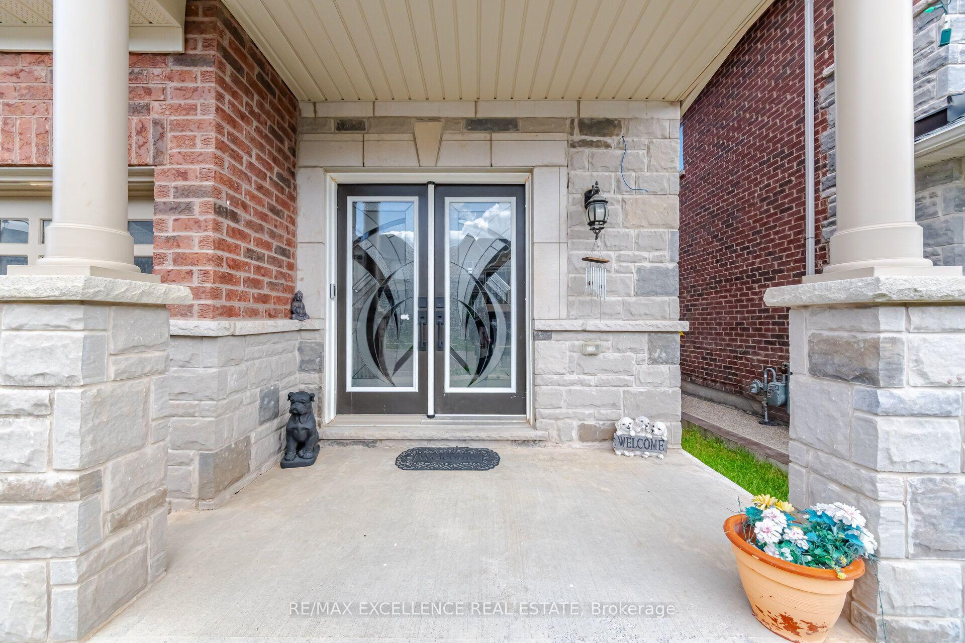 Photo 2 of 32 Branigan Crescent, Halton Hills, Georgetown — HOMEH