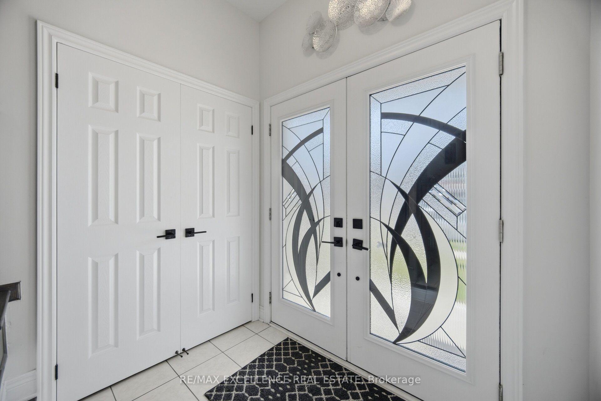 Photo 3 of 32 Branigan Crescent, Halton Hills, Georgetown — HOMEH